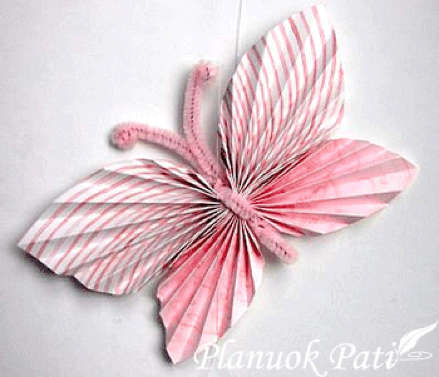 Drugeliai išlankstyti iš popieriaus