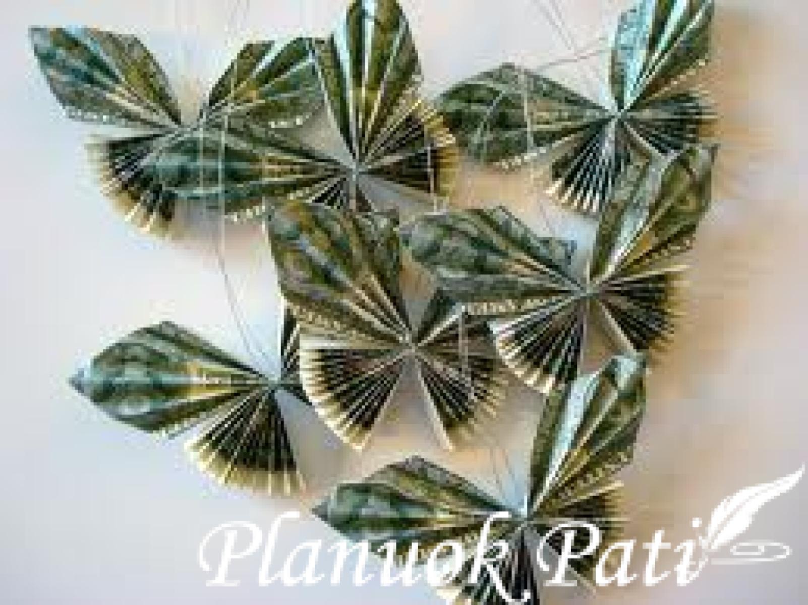 Drugeliai išlankstyti iš popieriaus