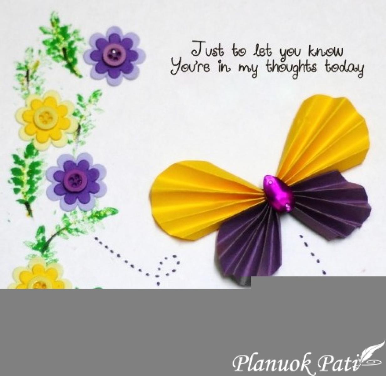 Drugeliai išlankstyti iš popieriaus