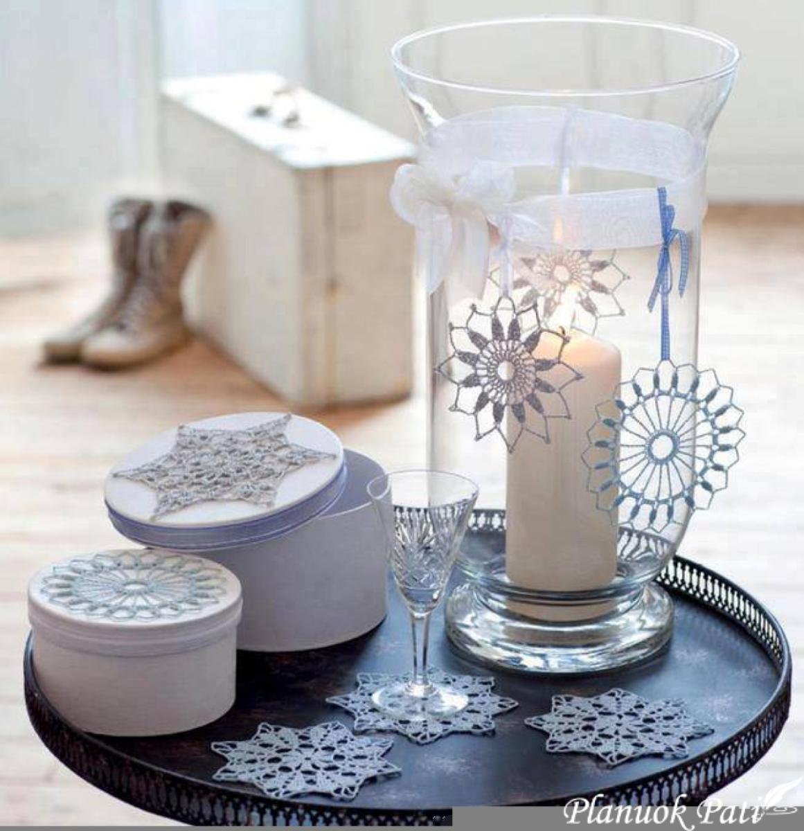 Šeimos židinys, dekoruotas servetėlėmis - snaigėmis