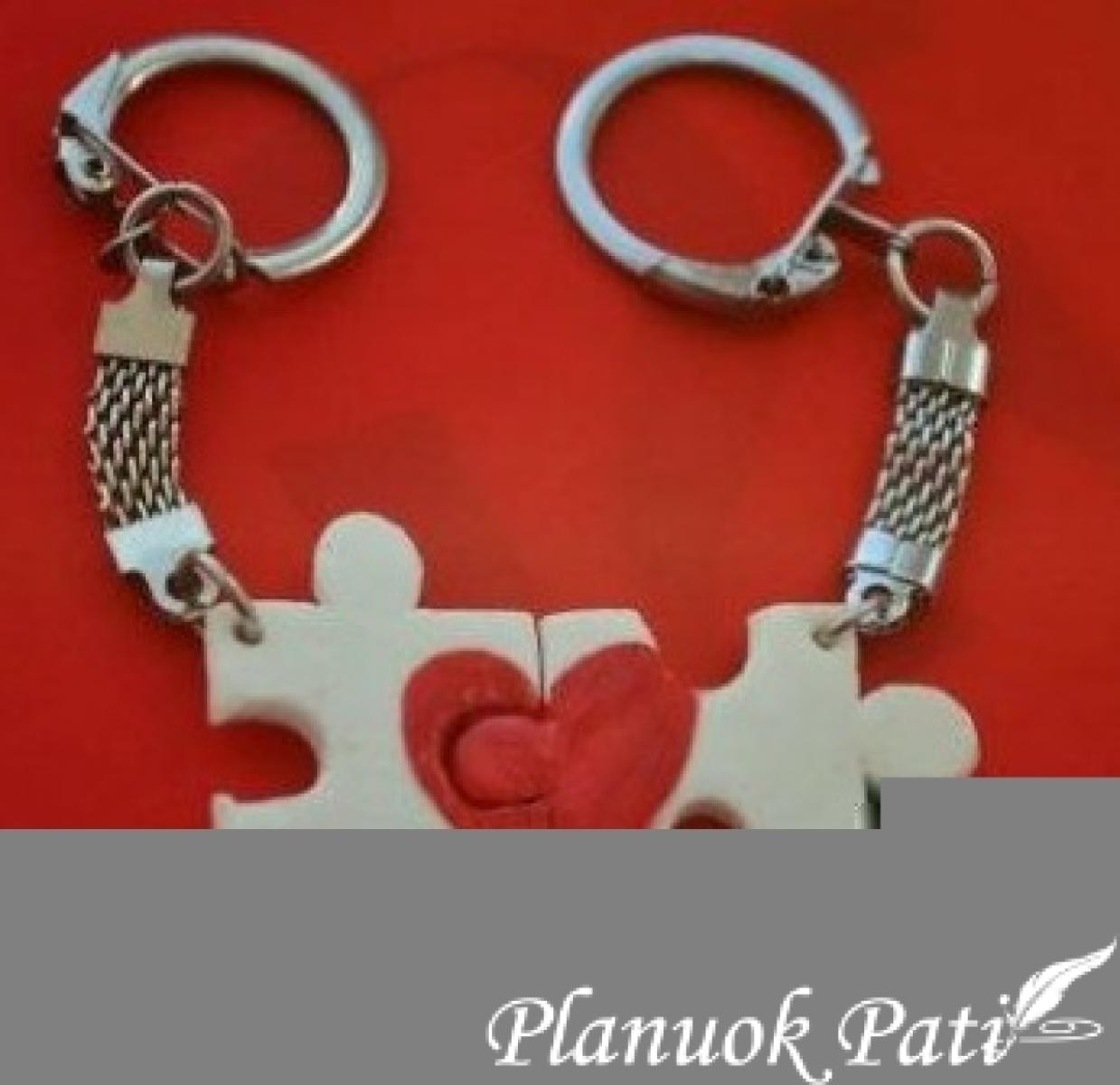 Raktų pakabukai vietoj jaunųjų širdžių surakinimo