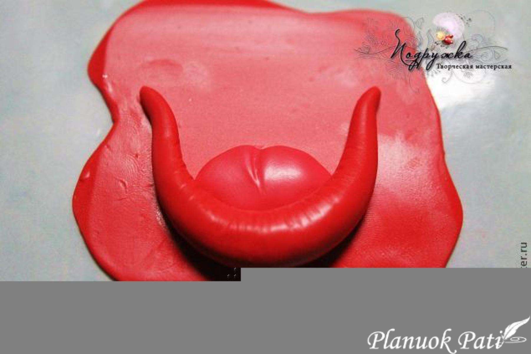 Lūpos su dantukais linksmai fotosesijai