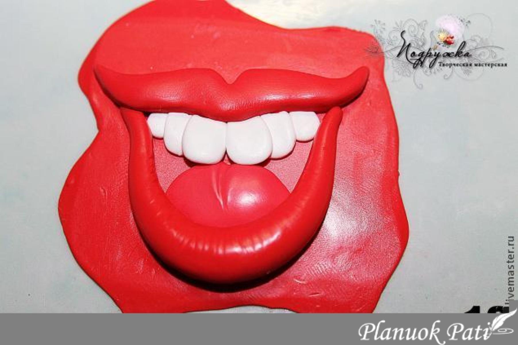 Lūpos su dantukais linksmai fotosesijai