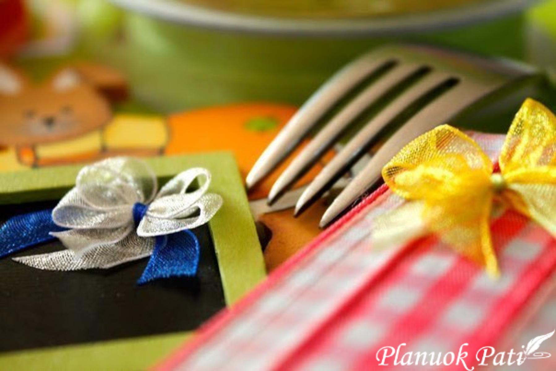 Miniatiūrinis bantukas atvirutei papuošti