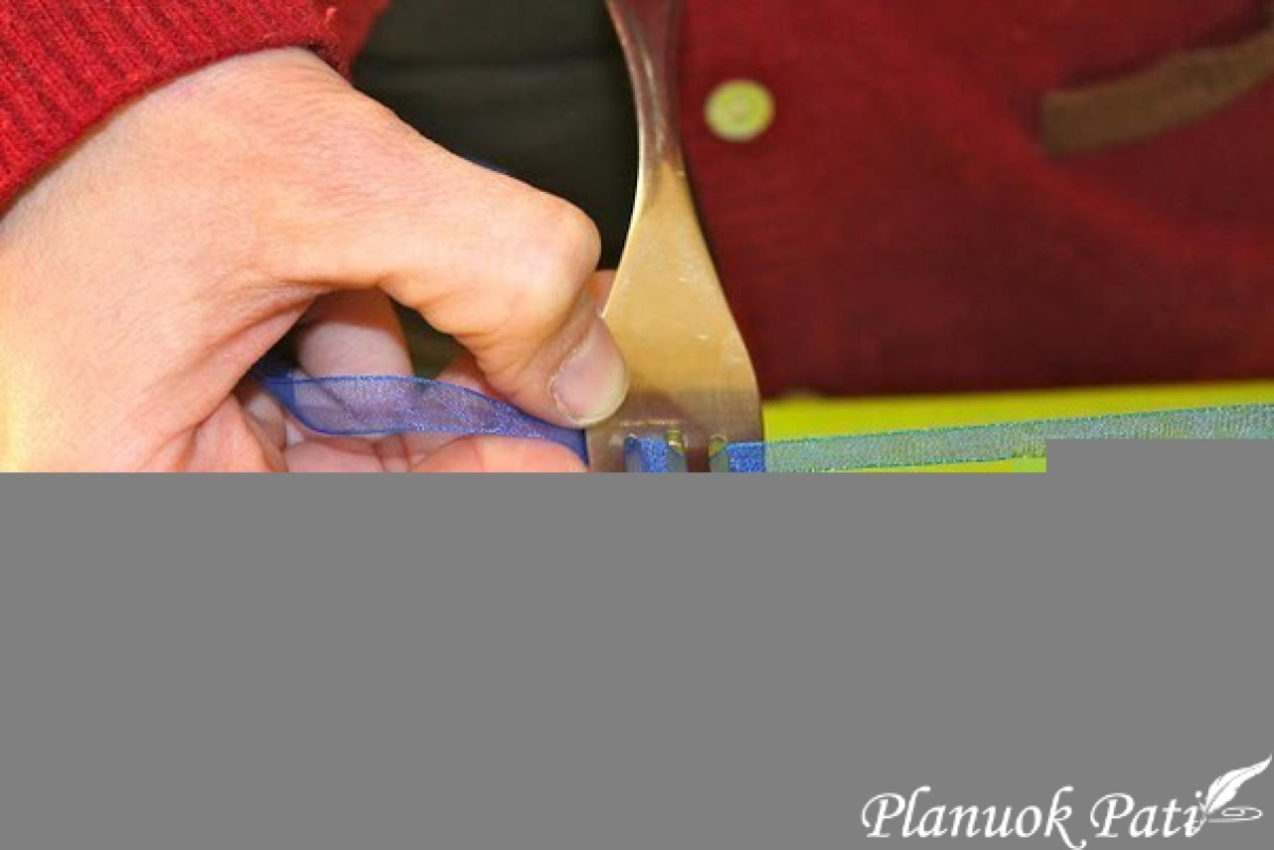 Miniatiūrinis bantukas atvirutei papuošti