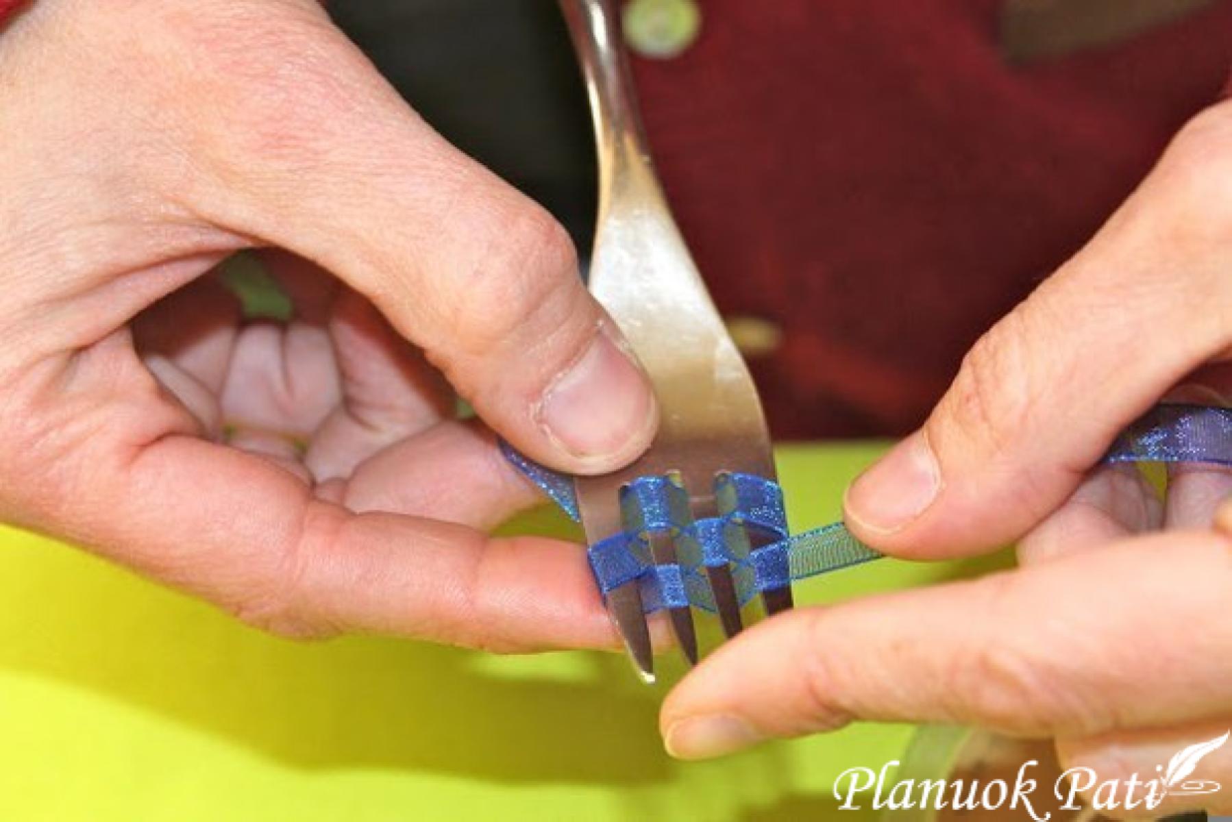 Miniatiūrinis bantukas atvirutei papuošti