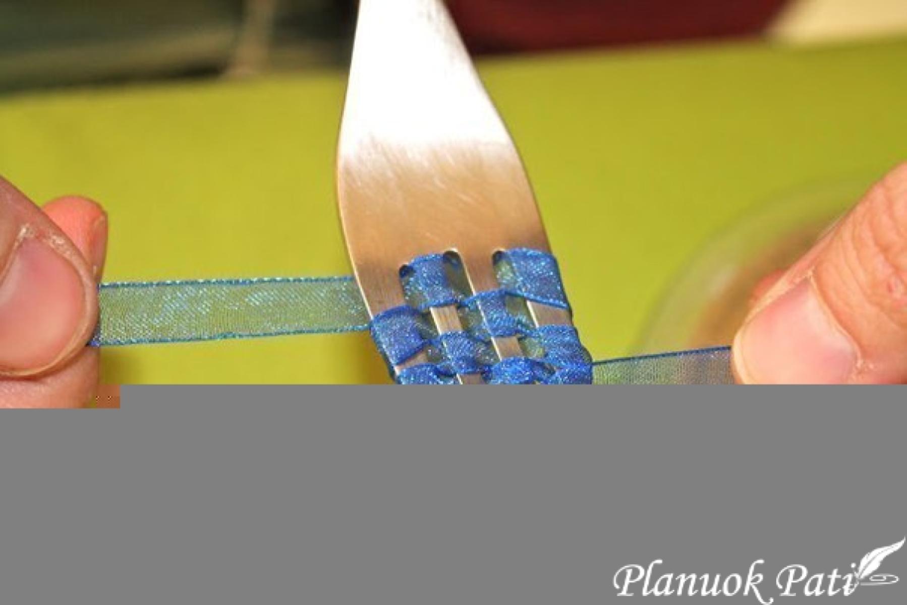 Miniatiūrinis bantukas atvirutei papuošti