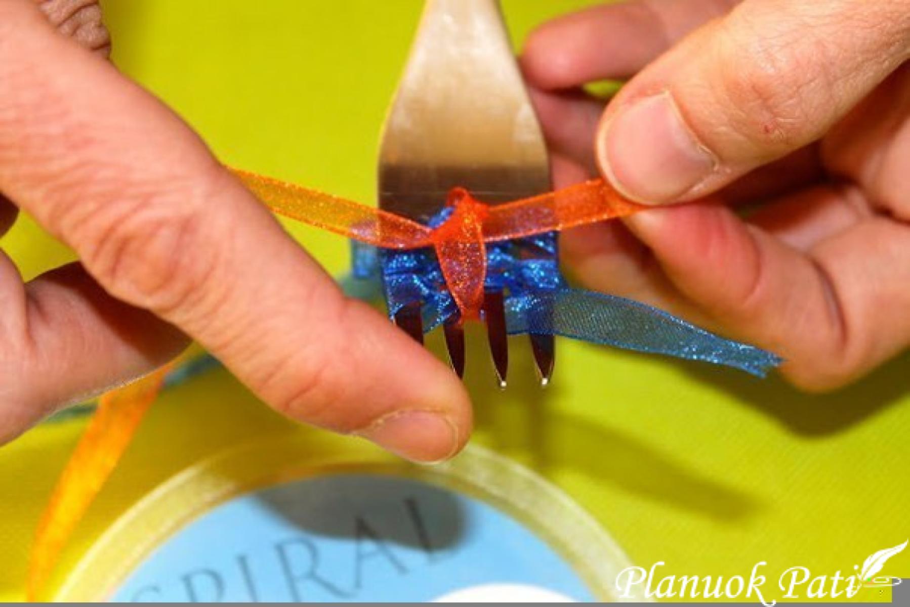 Miniatiūrinis bantukas atvirutei papuošti