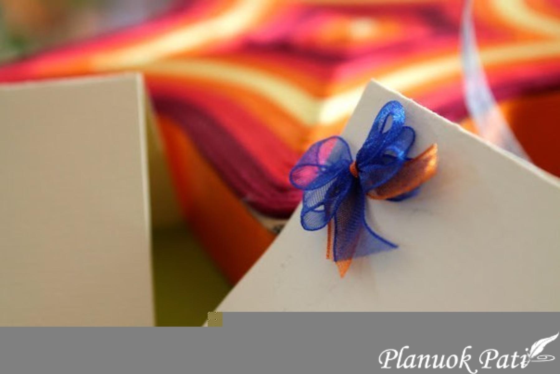 Miniatiūrinis bantukas atvirutei papuošti