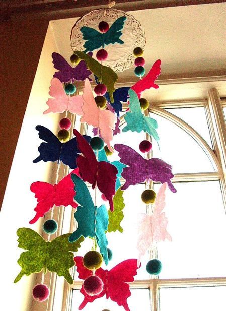 Drugelių iš veltinio girlianda