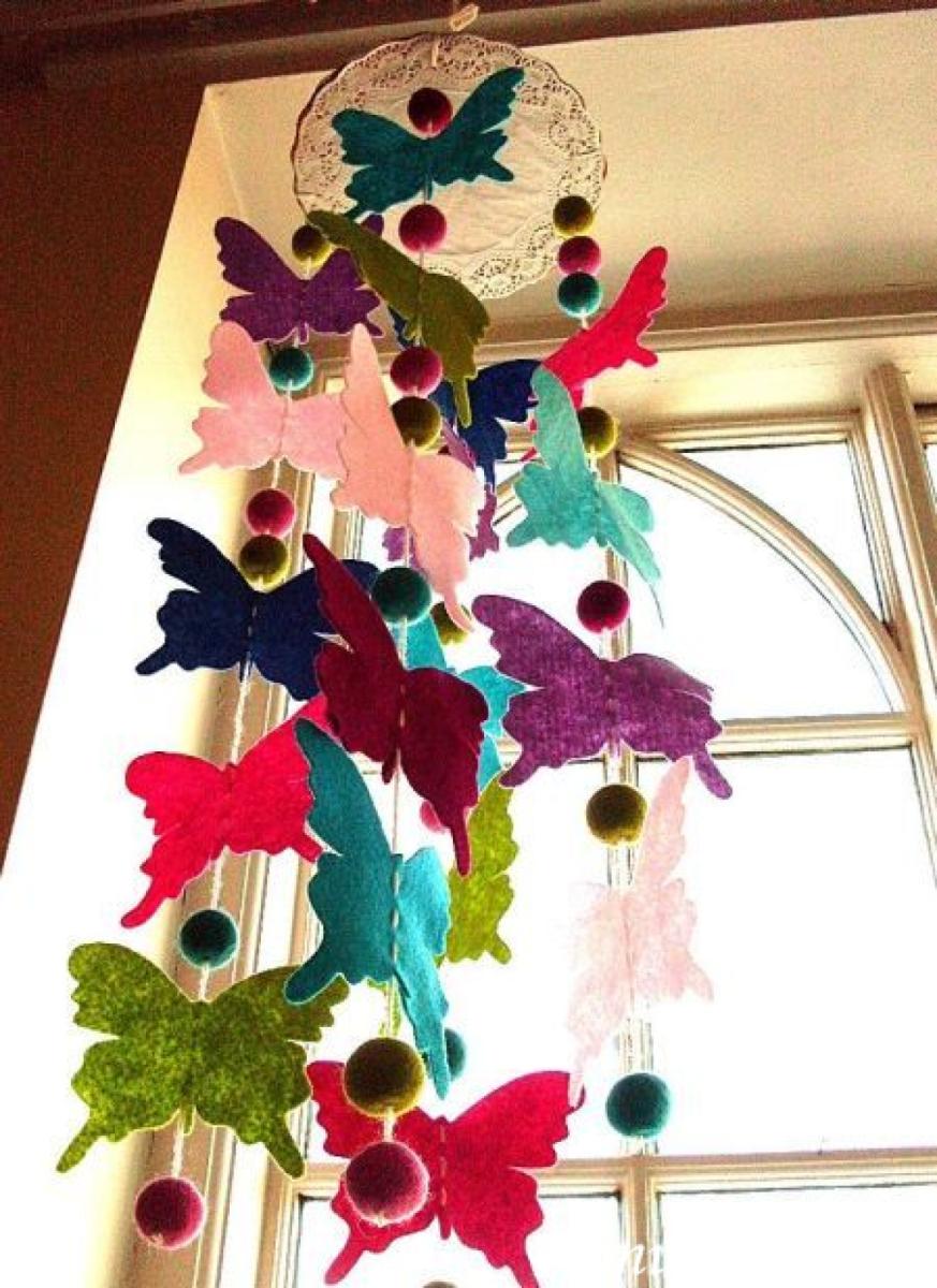 Drugelių iš veltinio girlianda