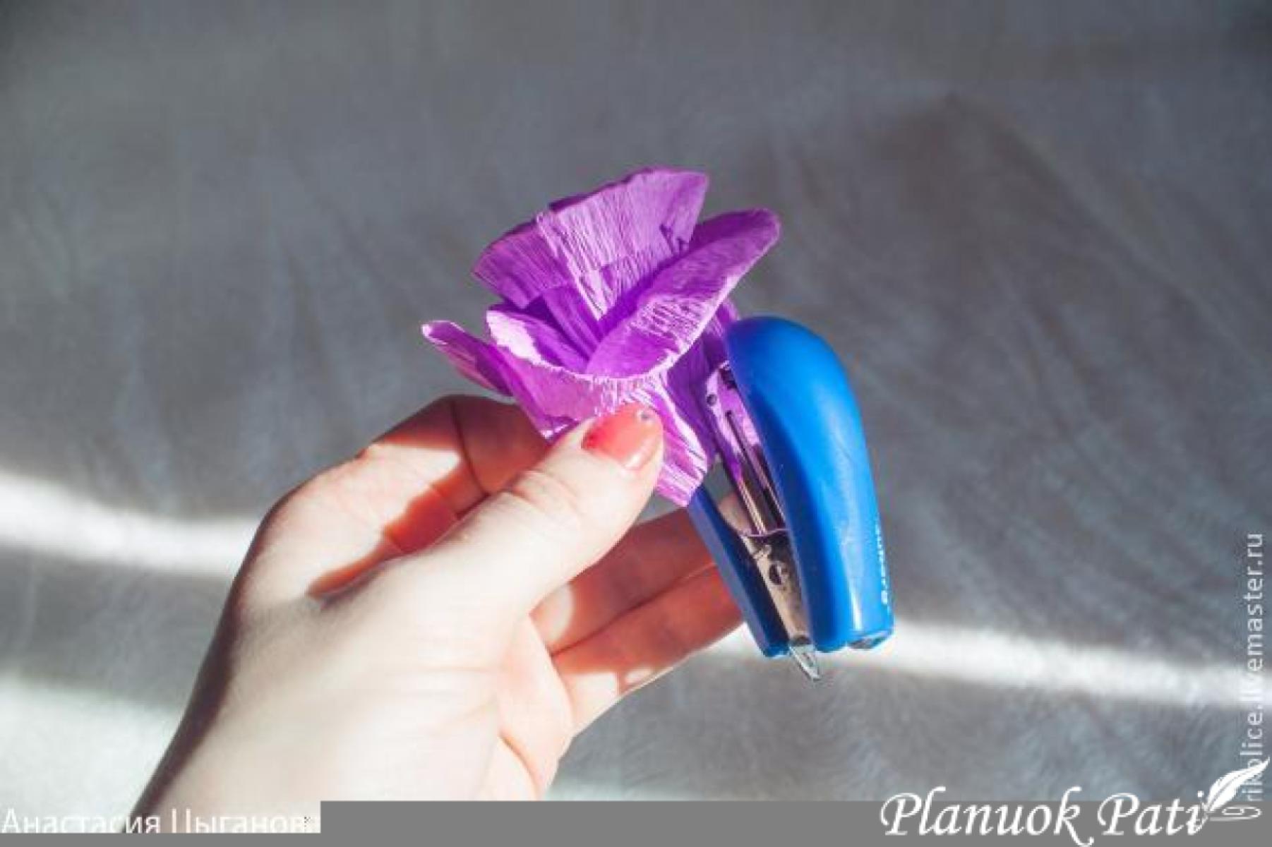 Didelis skaičius iš krepinio popieriaus