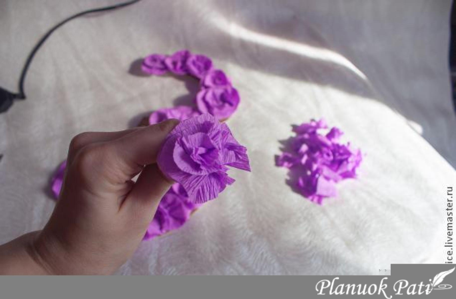 Didelis skaičius iš krepinio popieriaus