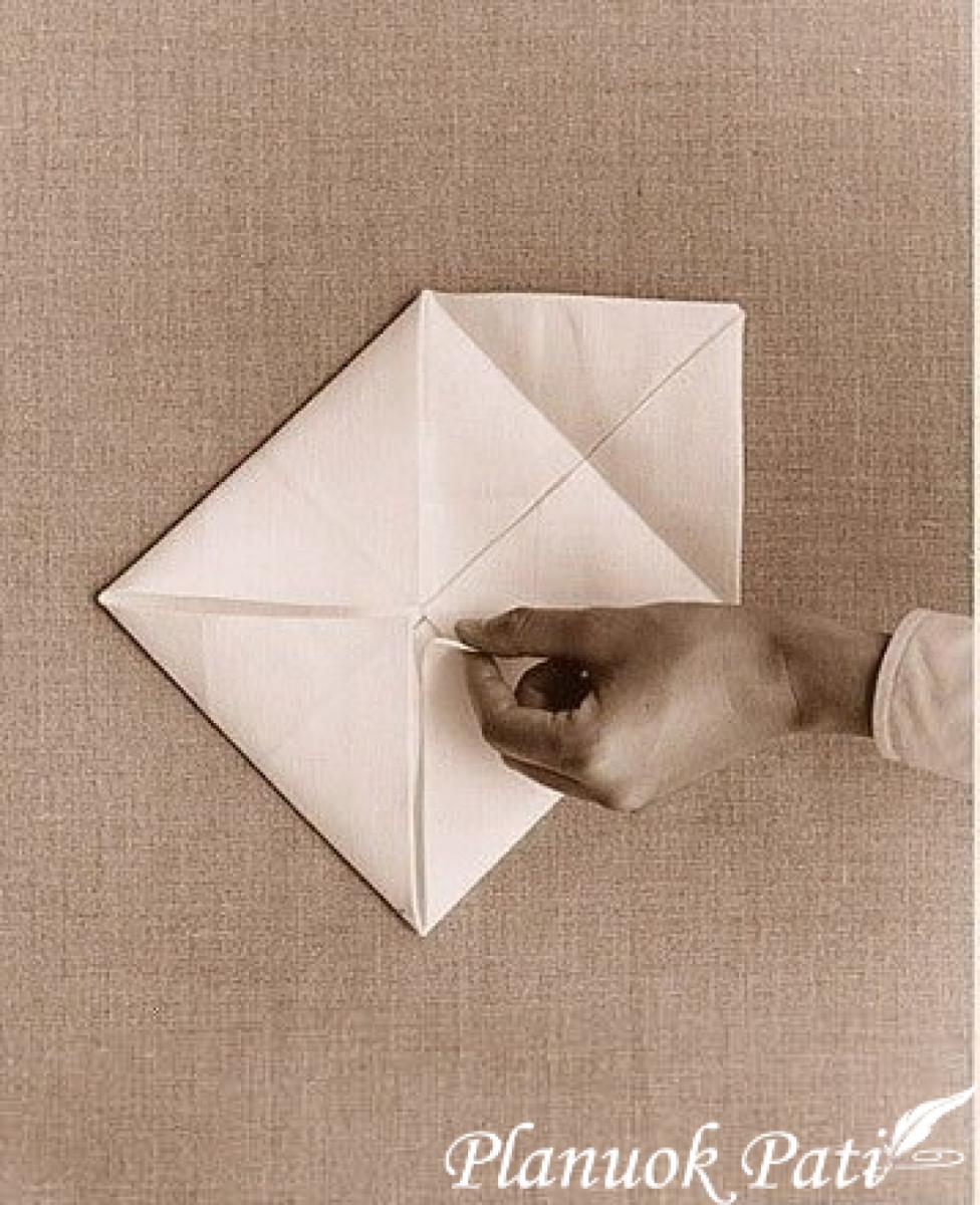 Servetėlė duonai išlankstyta tarsi žiedas