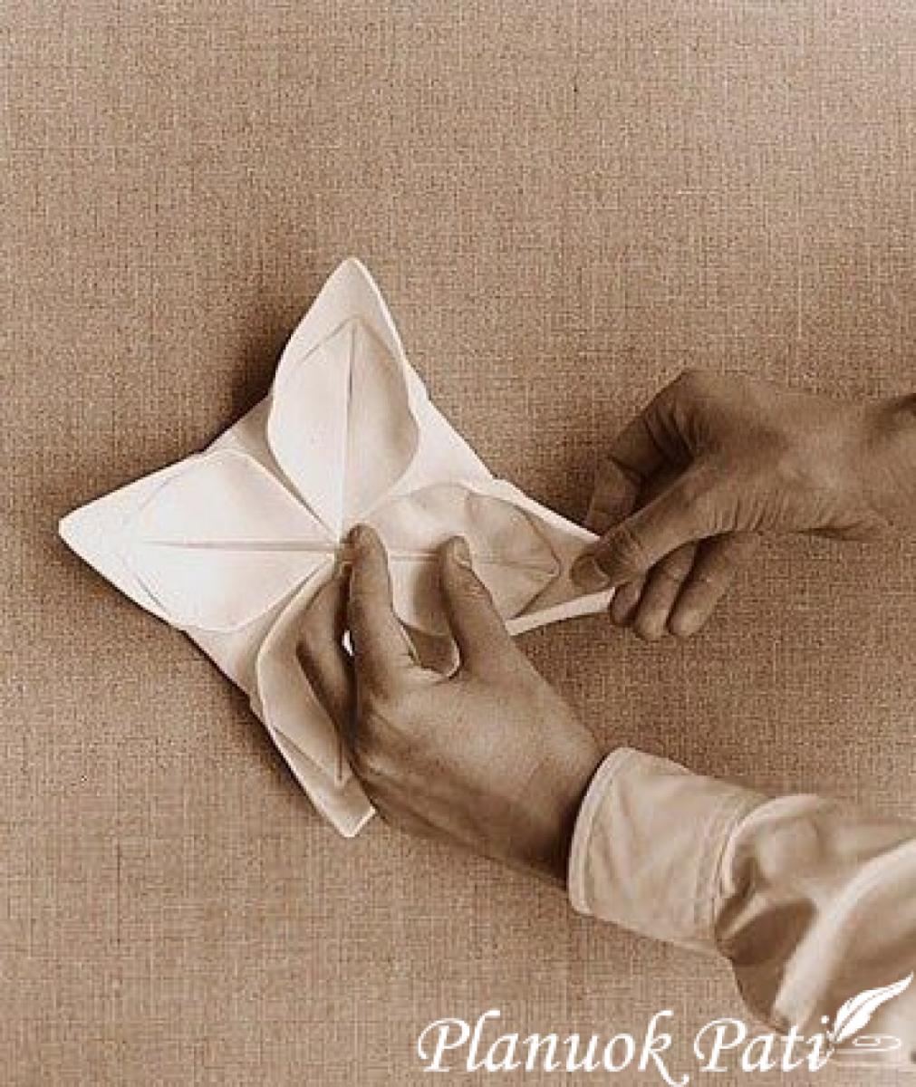 Servetėlė duonai išlankstyta tarsi žiedas