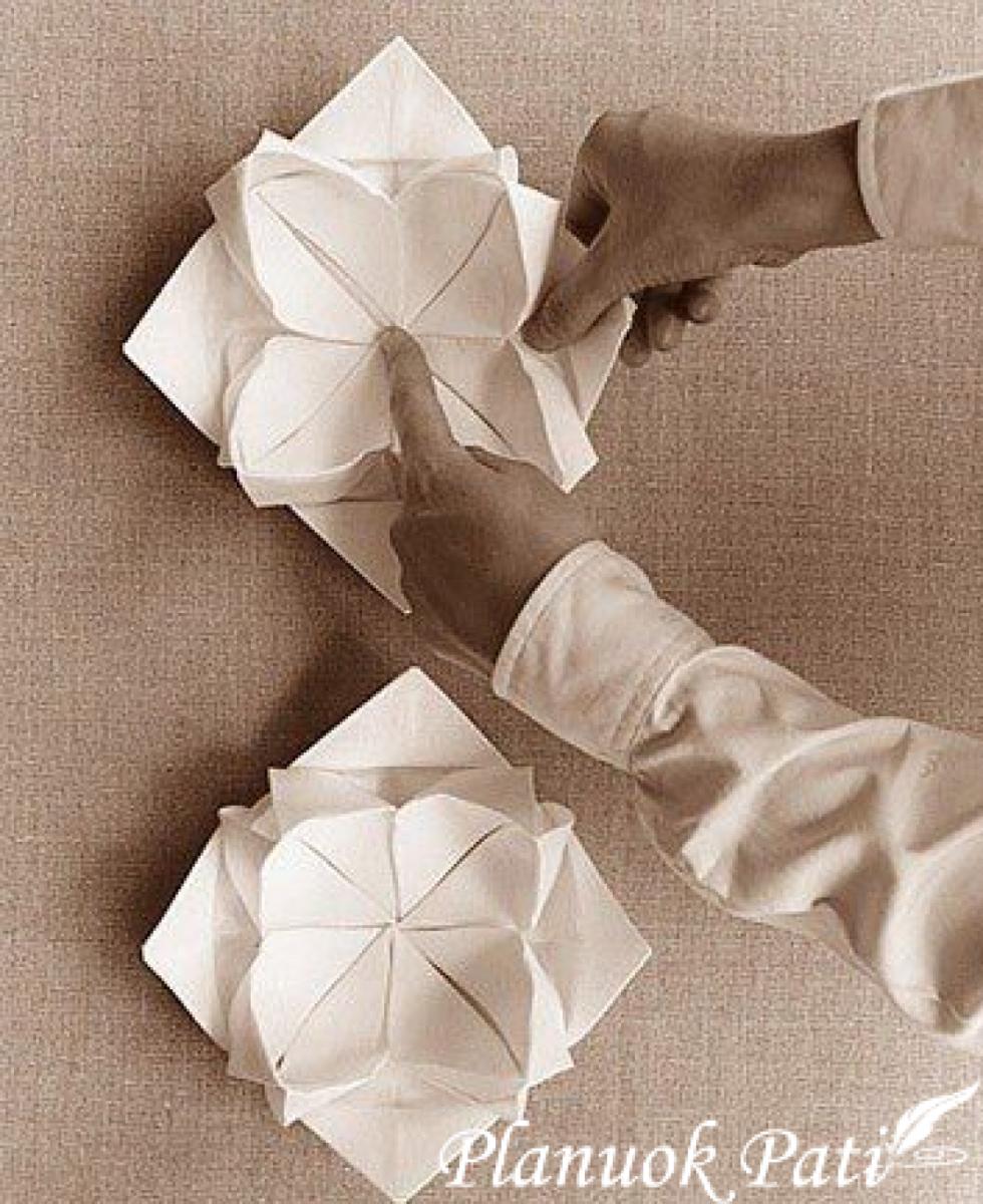 Servetėlė duonai išlankstyta tarsi žiedas