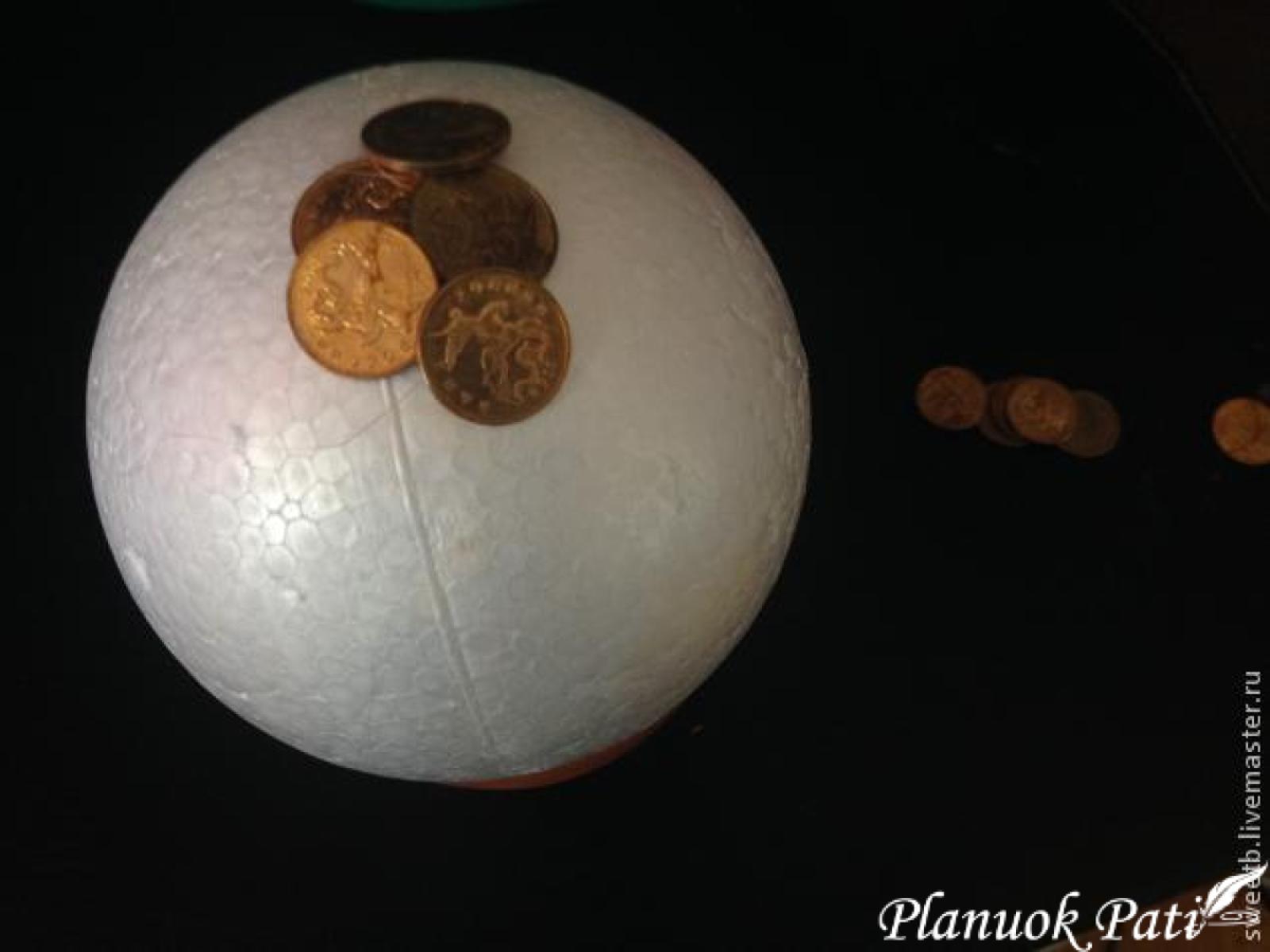 Obuolys nuo pinigų medžio