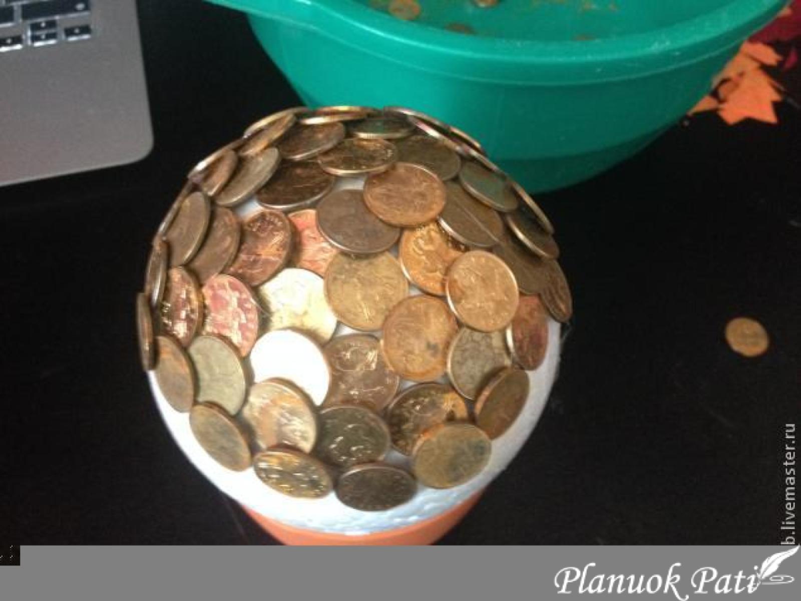 Obuolys nuo pinigų medžio