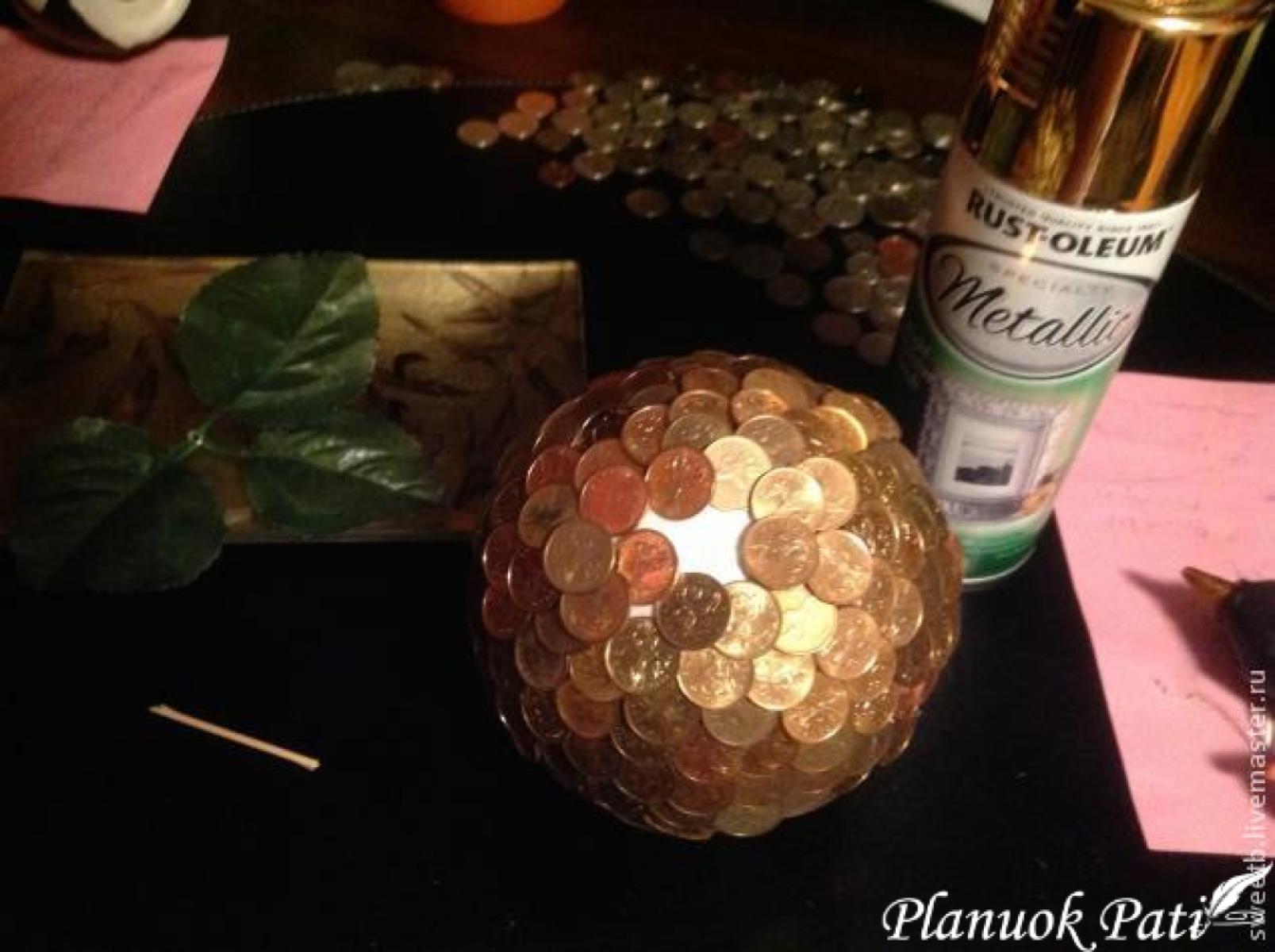 Obuolys nuo pinigų medžio