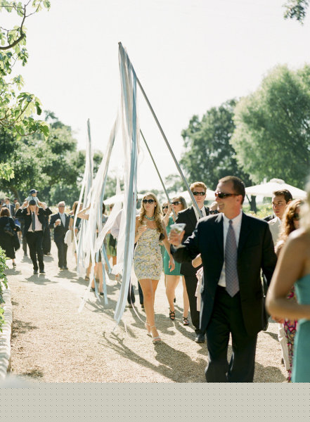 Vietoj žiedlapių išeinant iš bažnyčios