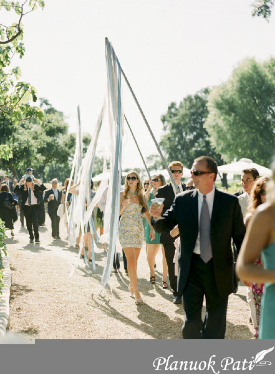 Vietoj žiedlapių išeinant iš bažnyčios