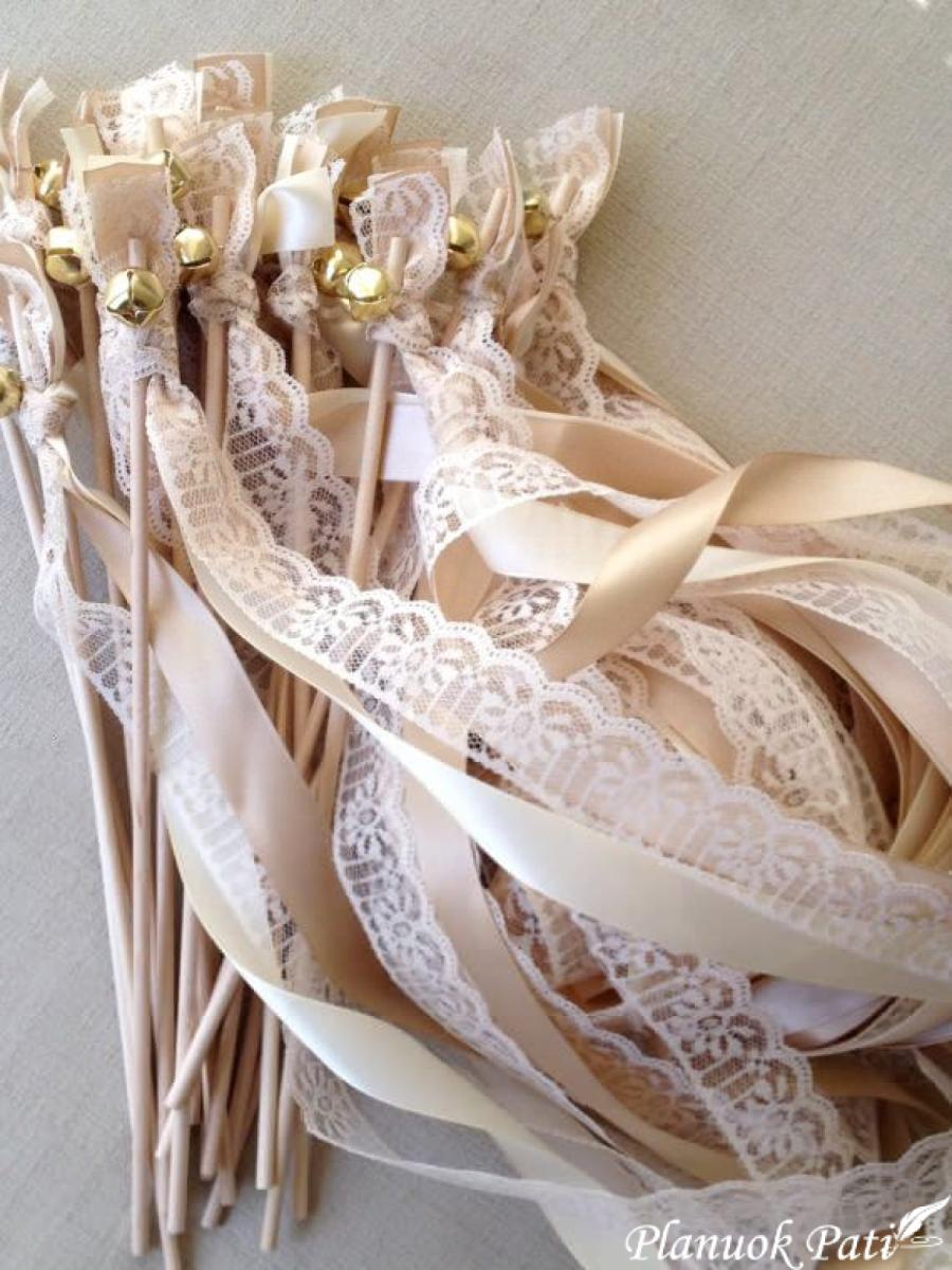 Vietoj žiedlapių išeinant iš bažnyčios