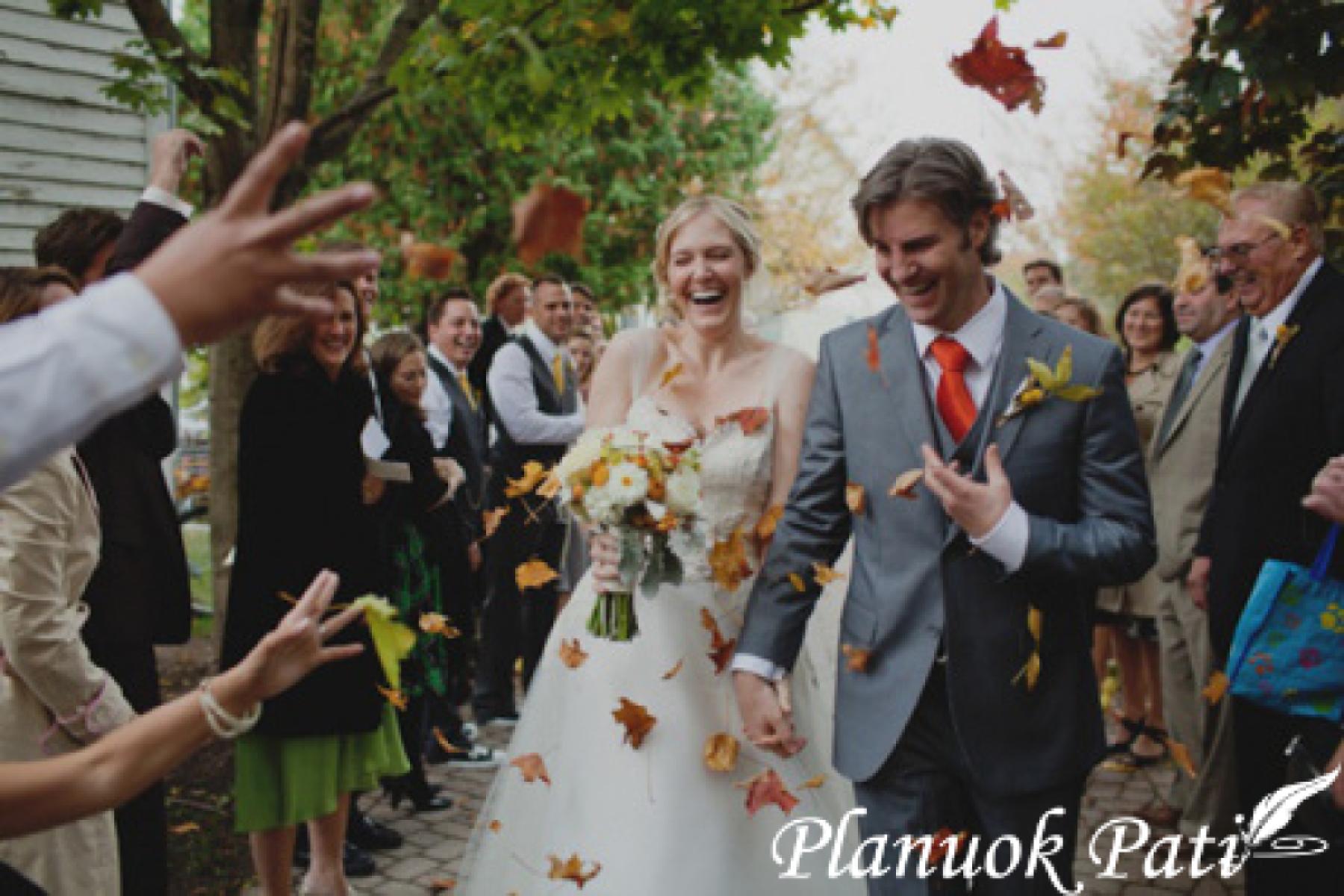 Vietoj žiedlapių išeinant iš bažnyčios