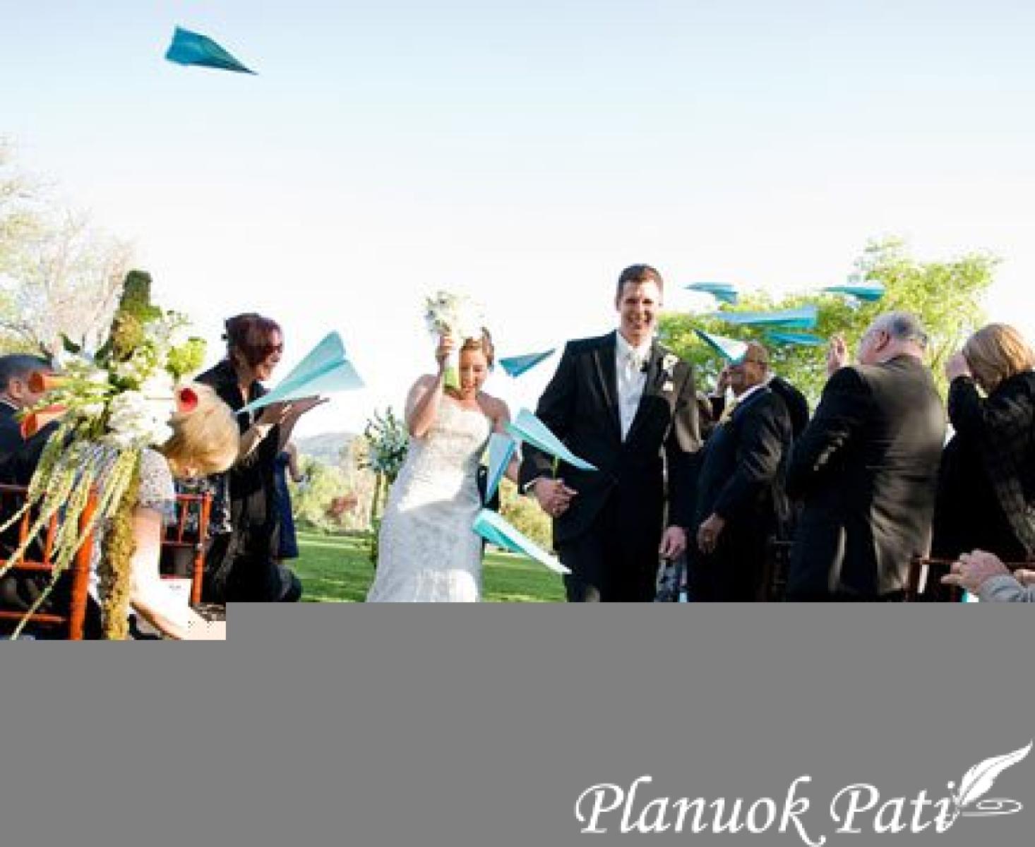 Vietoj žiedlapių išeinant iš bažnyčios