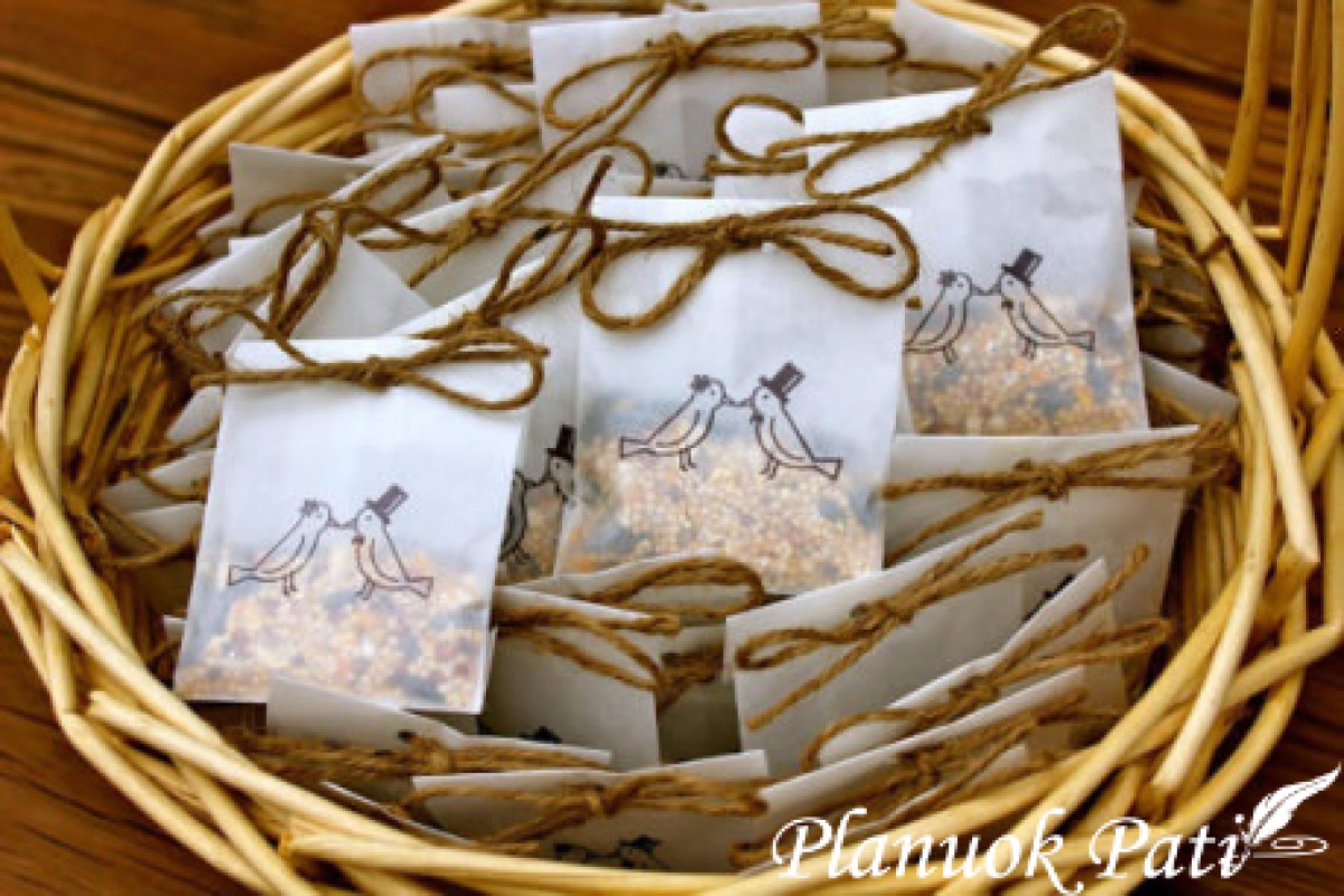 Vietoj žiedlapių išeinant iš bažnyčios