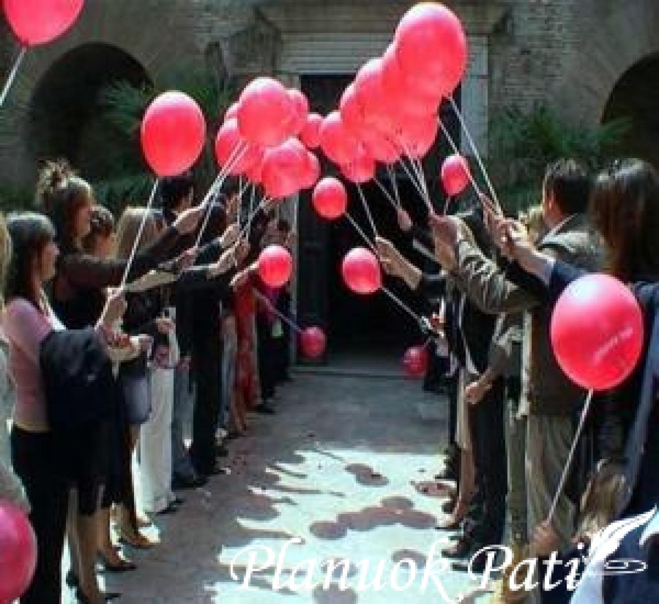 Vietoj žiedlapių išeinant iš bažnyčios