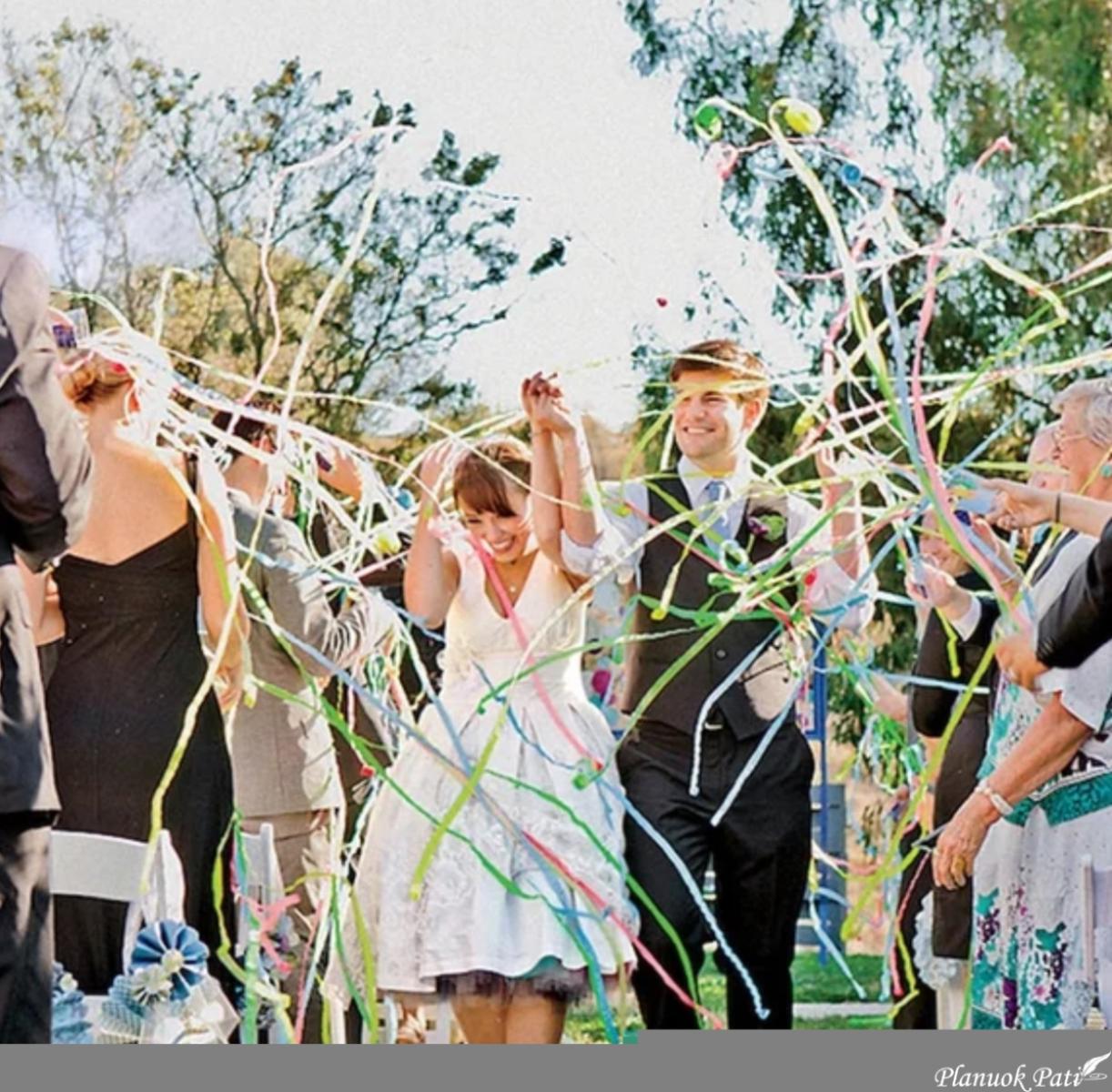 Vietoj žiedlapių išeinant iš bažnyčios