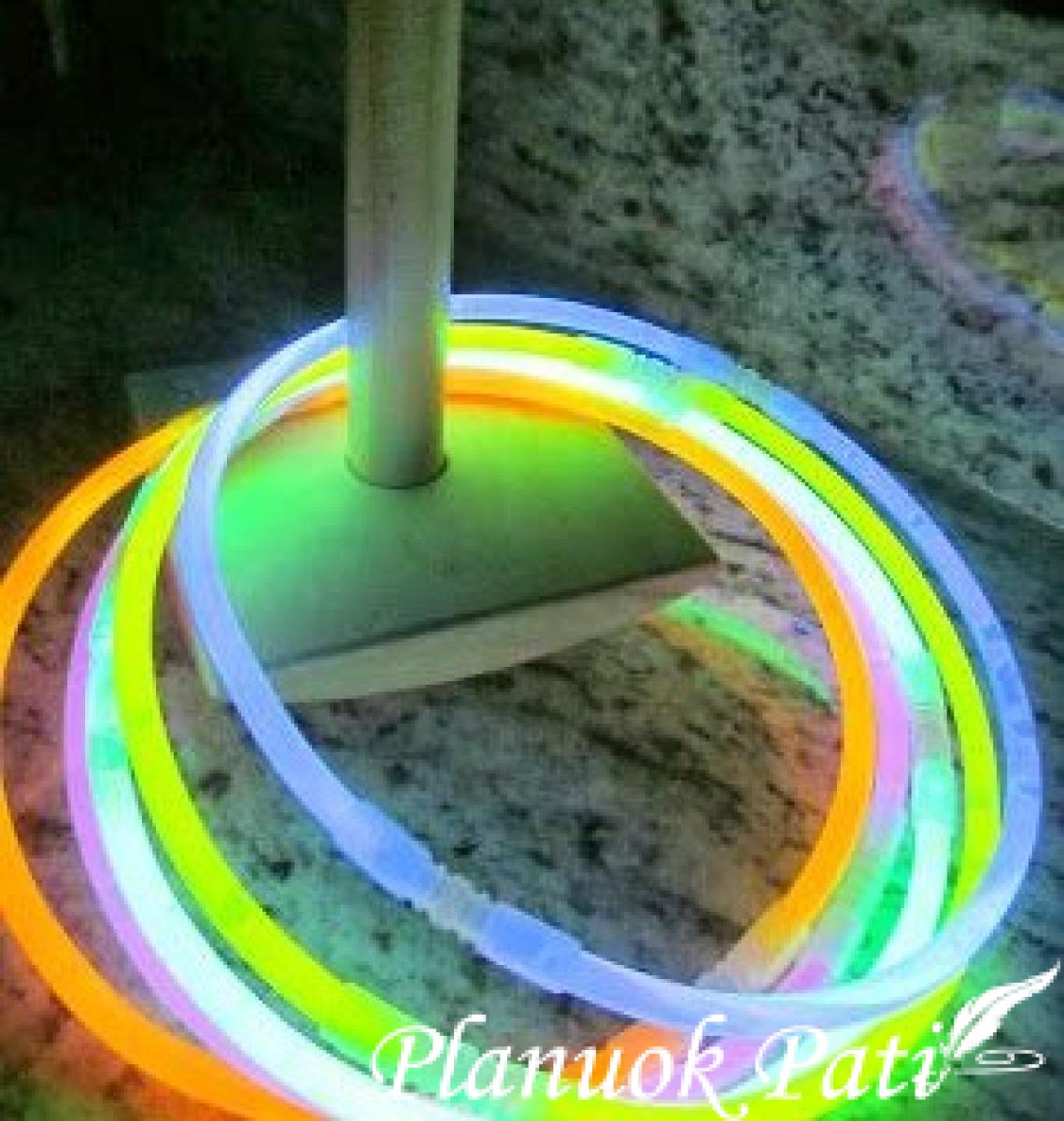 Šviečiančių žiedų mėtymas