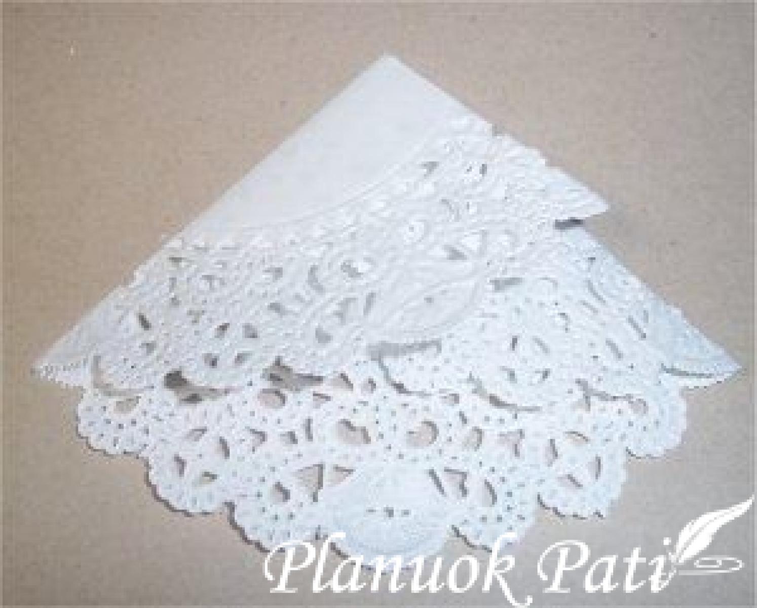 Atvirutė - suknytė iš ažūrinės servetėlės