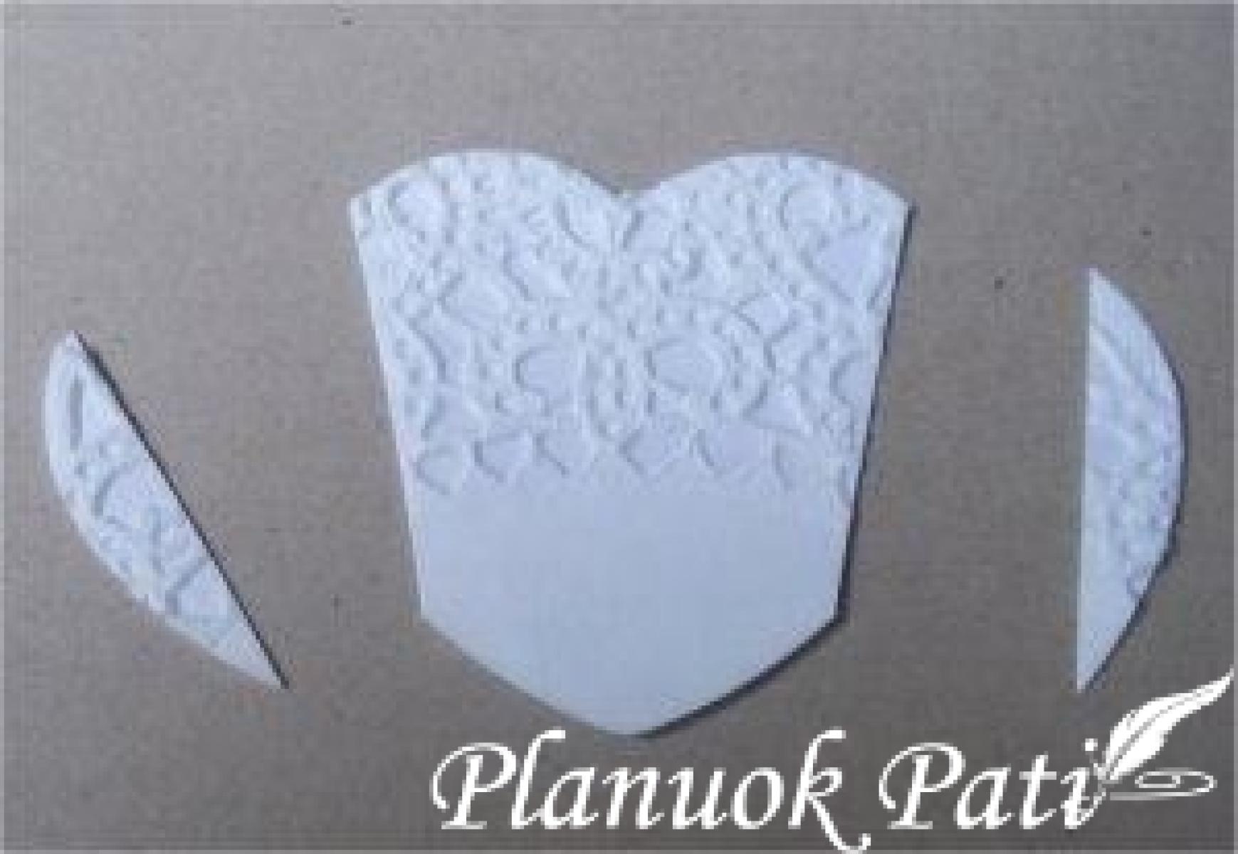 Atvirutė - suknytė iš ažūrinės servetėlės