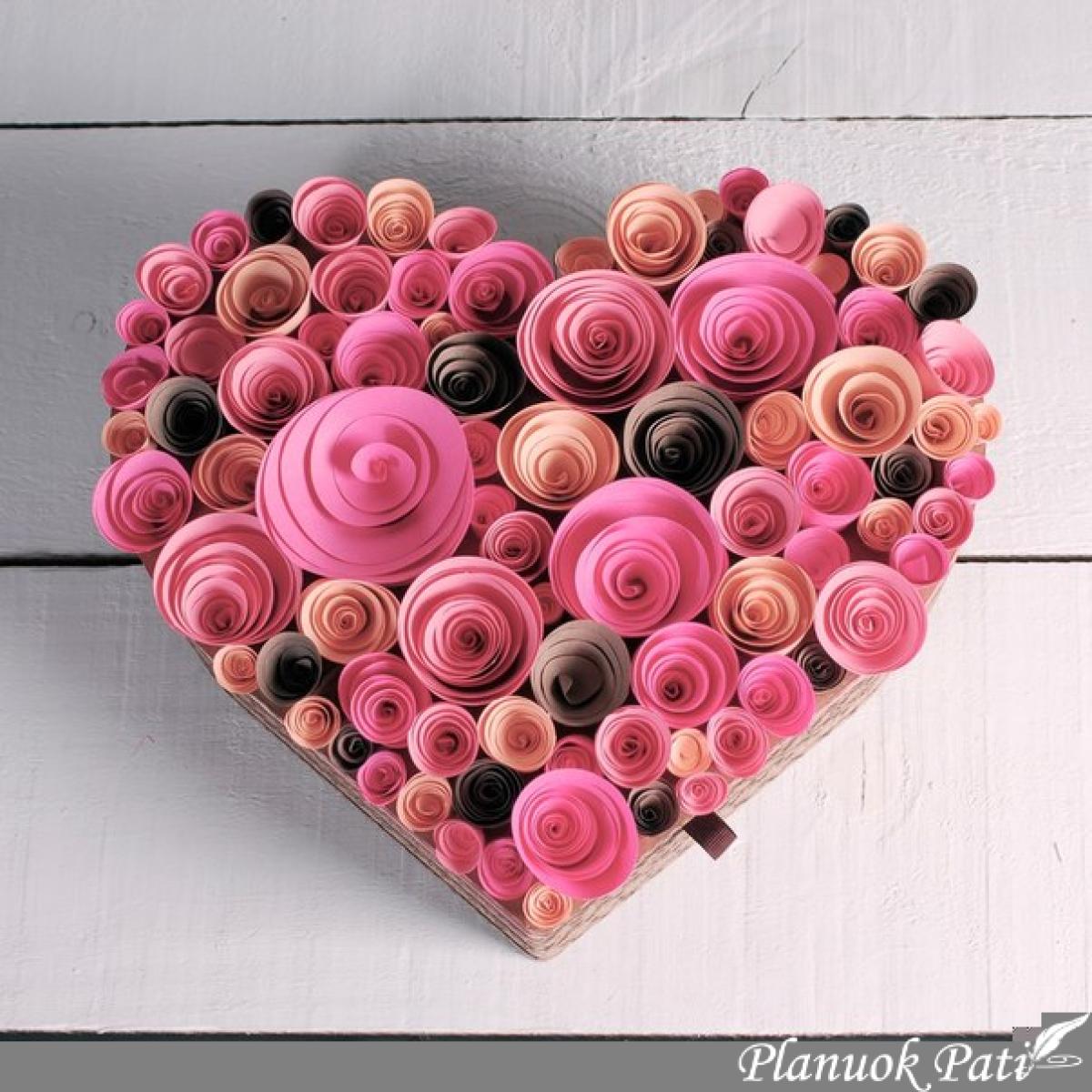 Dovanų dėžutės dekoras gėlytėmis