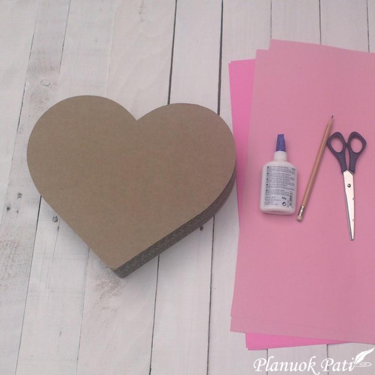 Dovanų dėžutės dekoras gėlytėmis