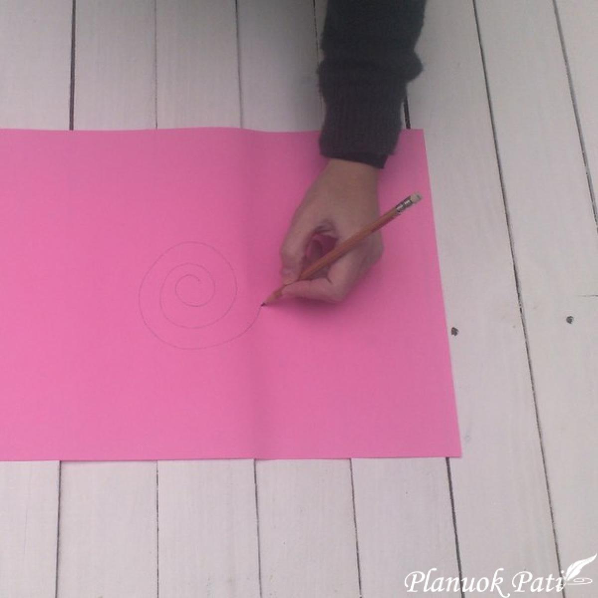 Dovanų dėžutės dekoras gėlytėmis