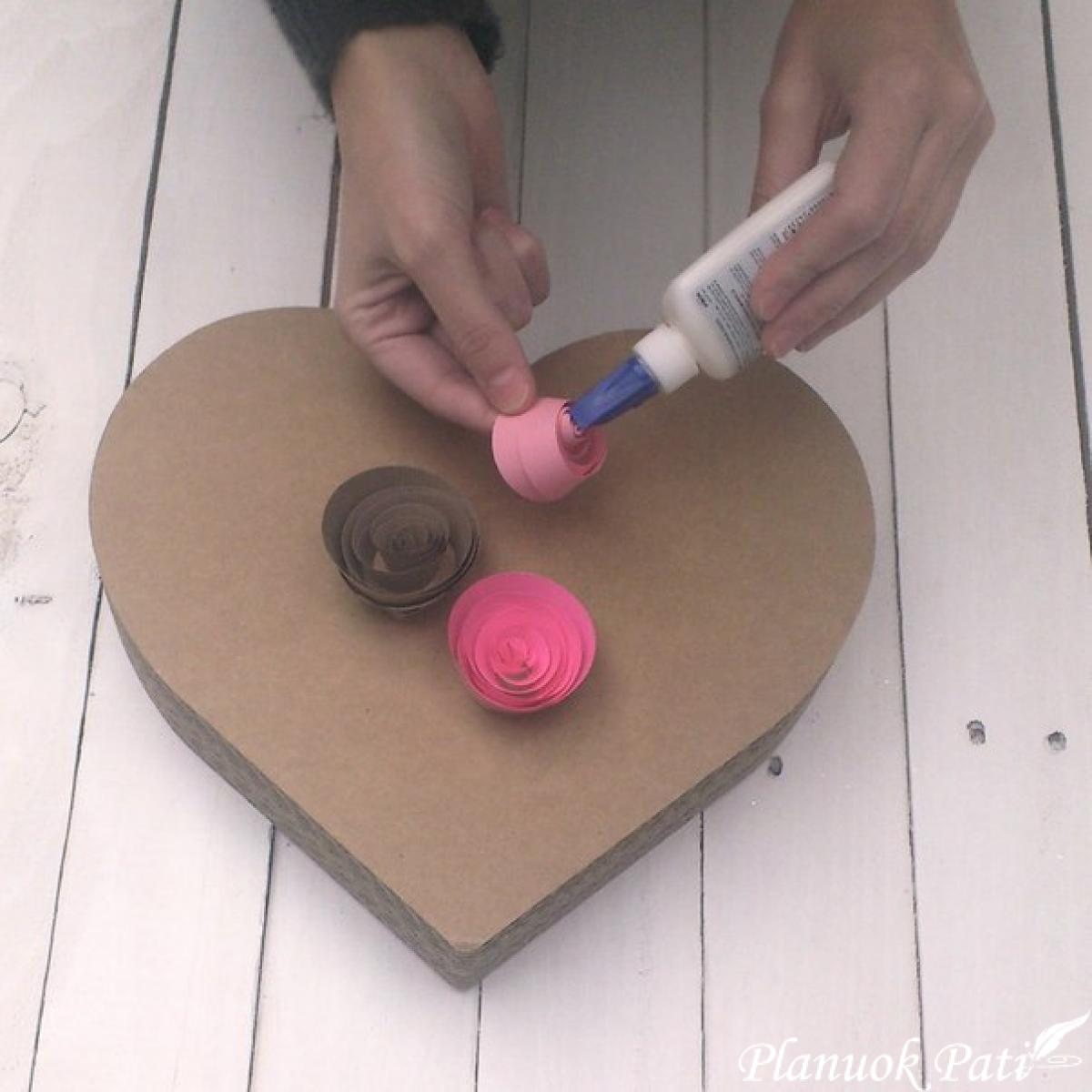 Dovanų dėžutės dekoras gėlytėmis