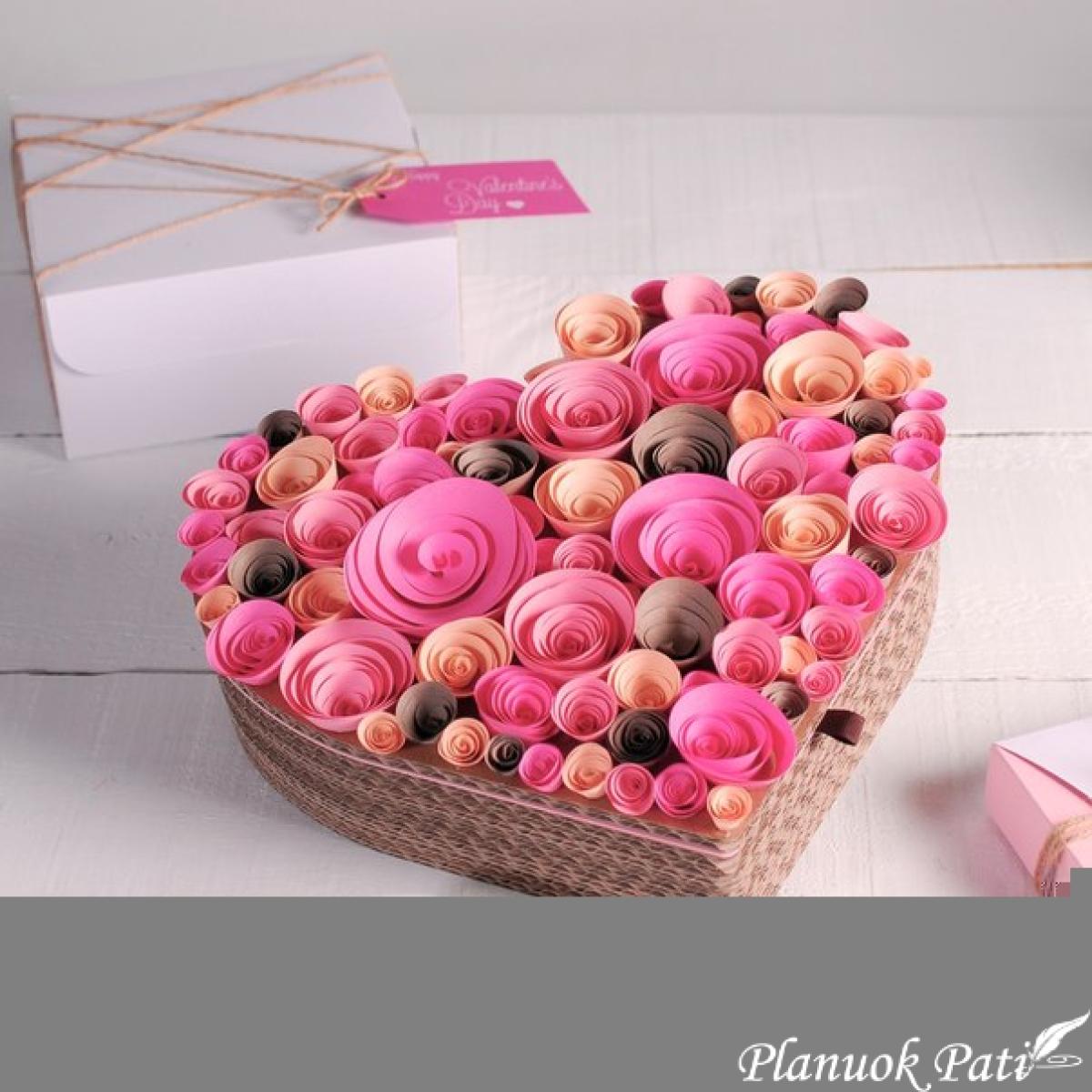 Dovanų dėžutės dekoras gėlytėmis