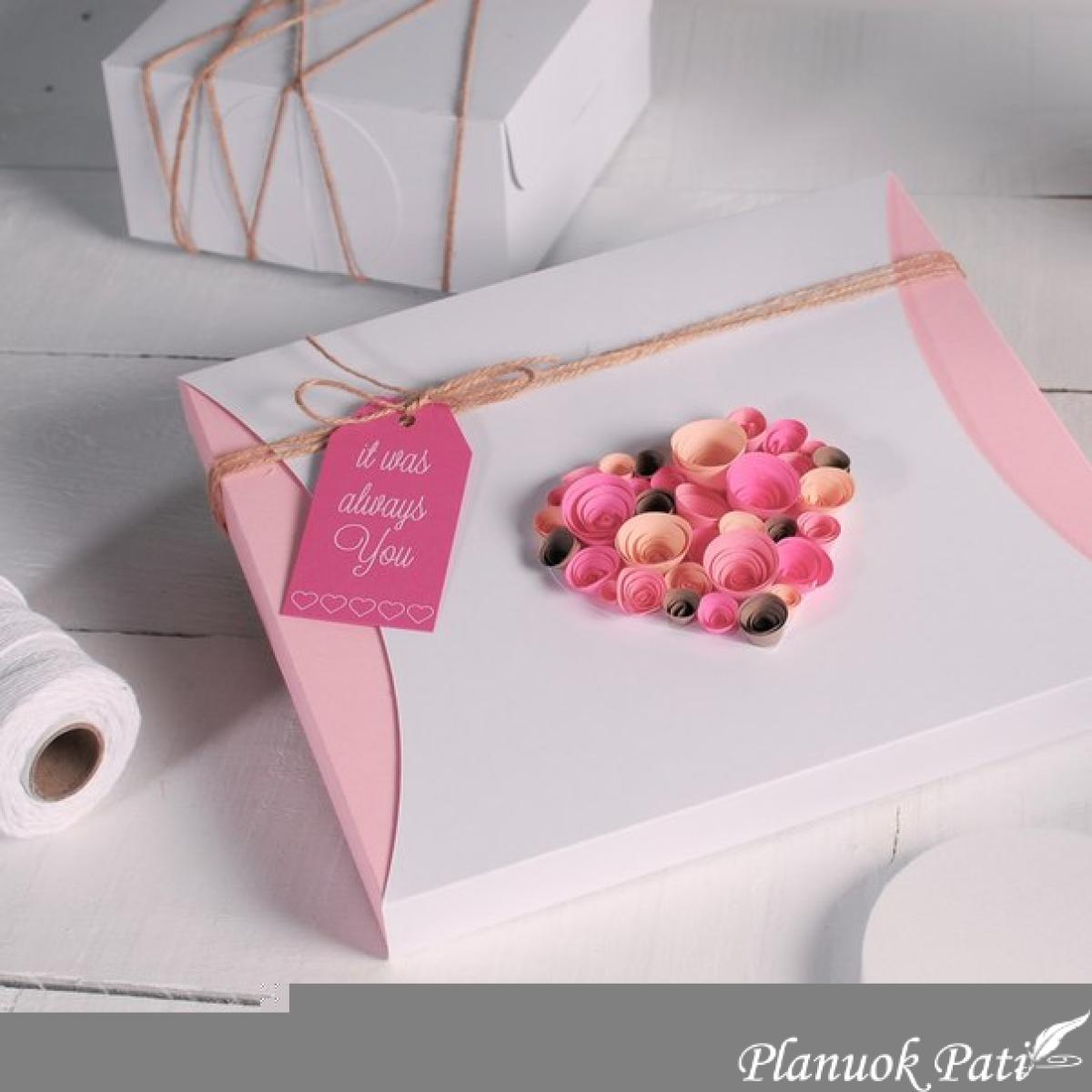 Dovanų dėžutės dekoras gėlytėmis