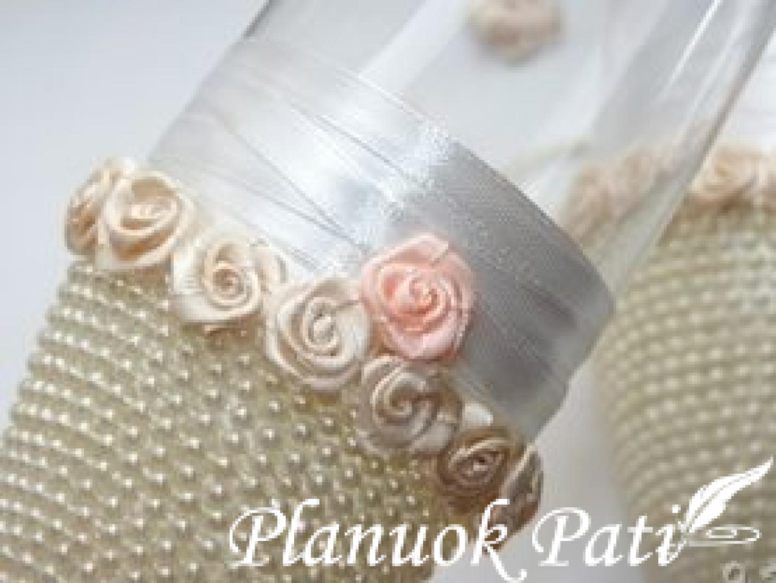 Jaunųjų taurių ir žvakės dekoras