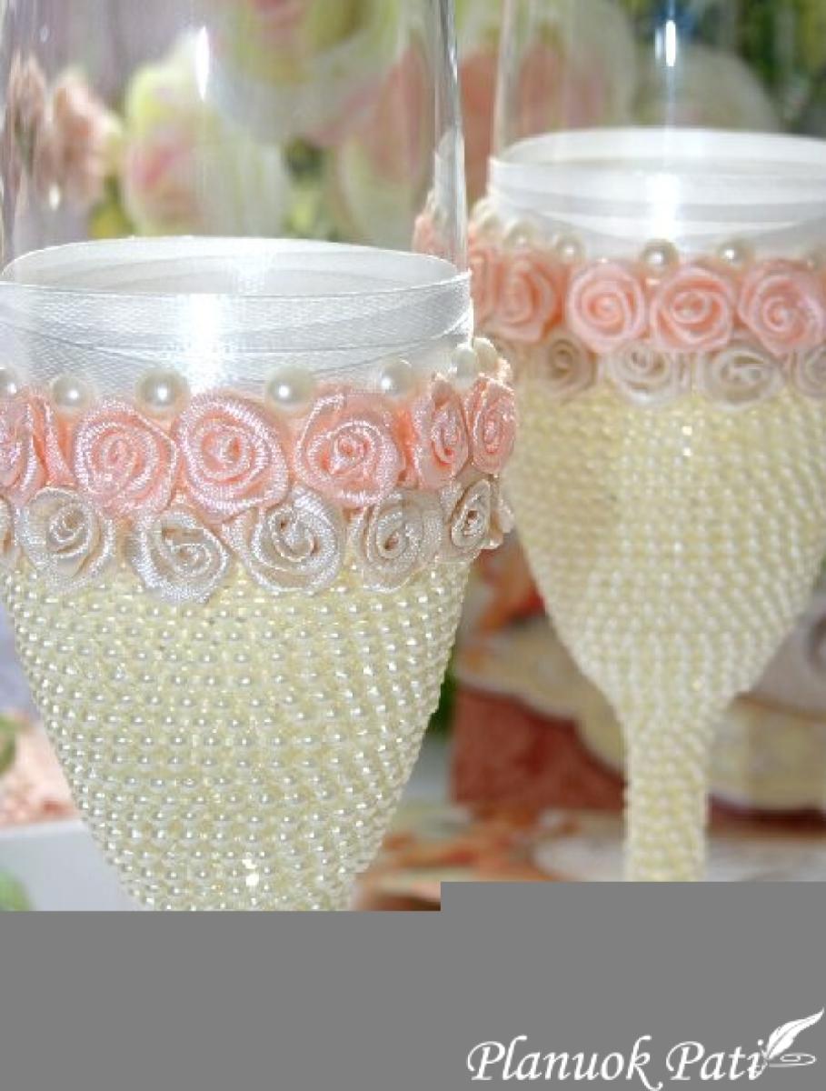 Jaunųjų taurių ir žvakės dekoras