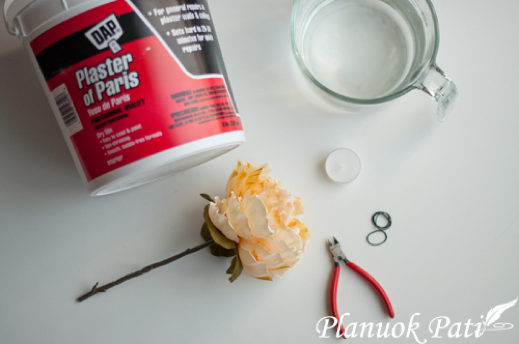 Žvakidė iš dirbtinės gėlės