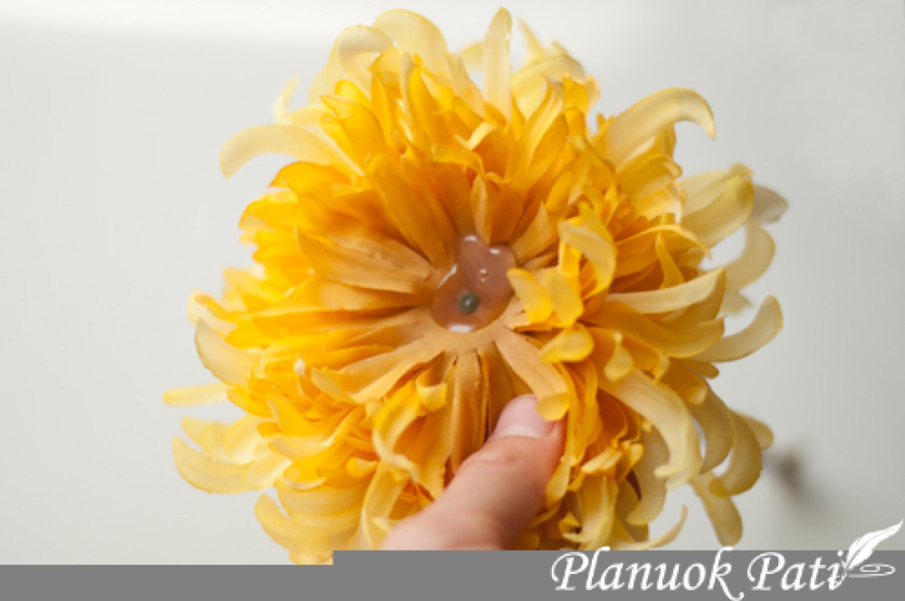 Žvakidė iš dirbtinės gėlės