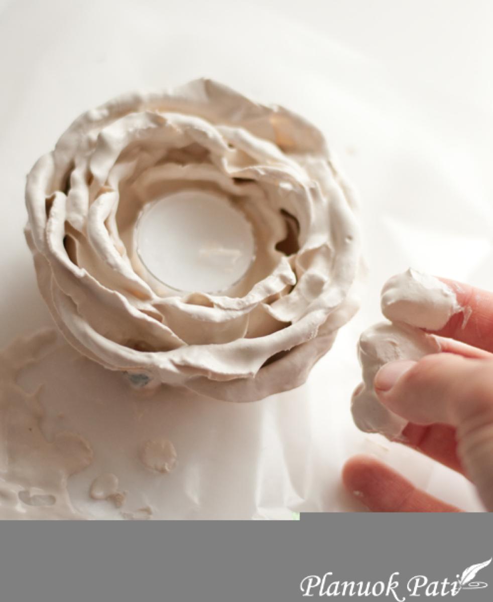 Žvakidė iš dirbtinės gėlės