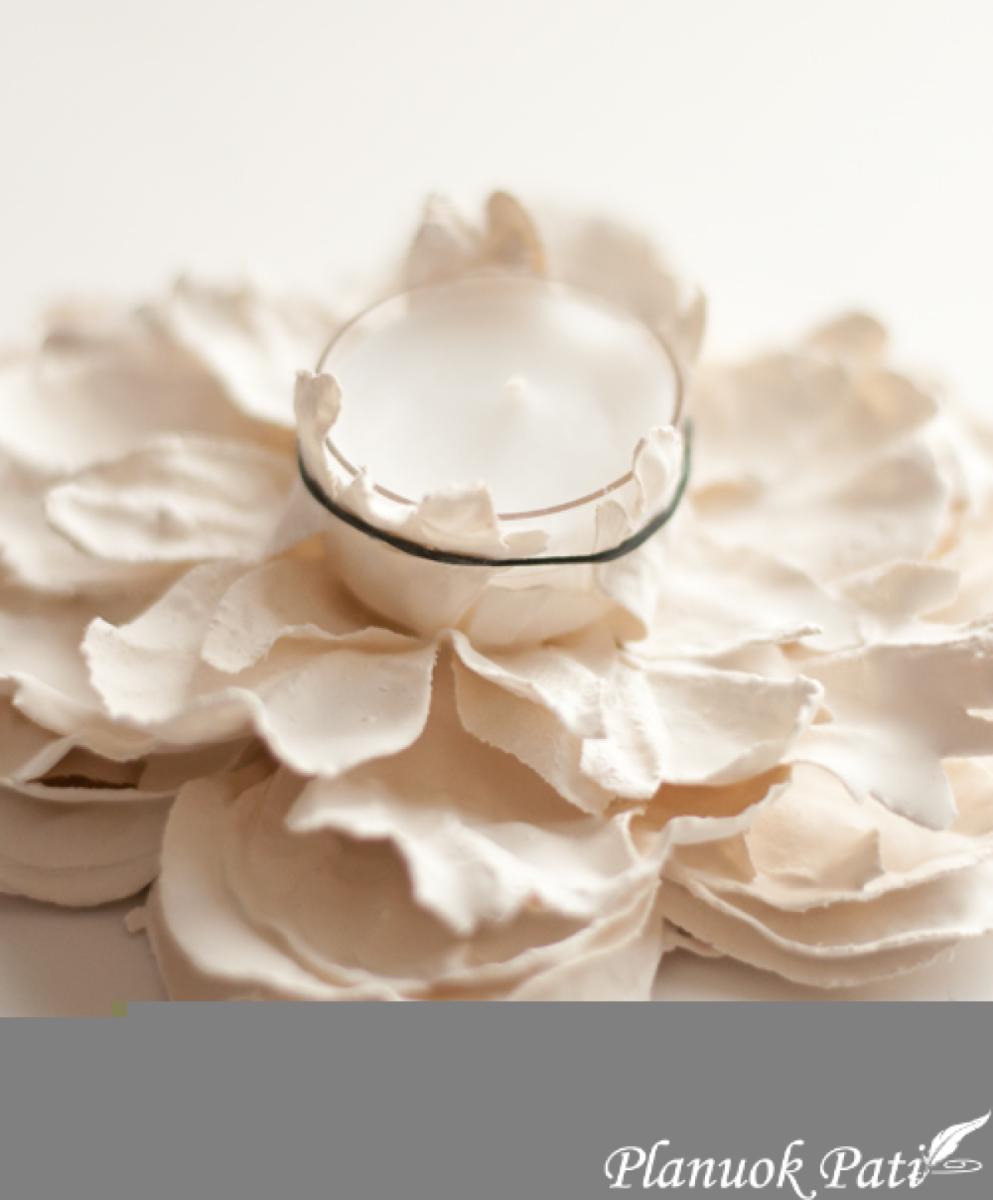 Žvakidė iš dirbtinės gėlės