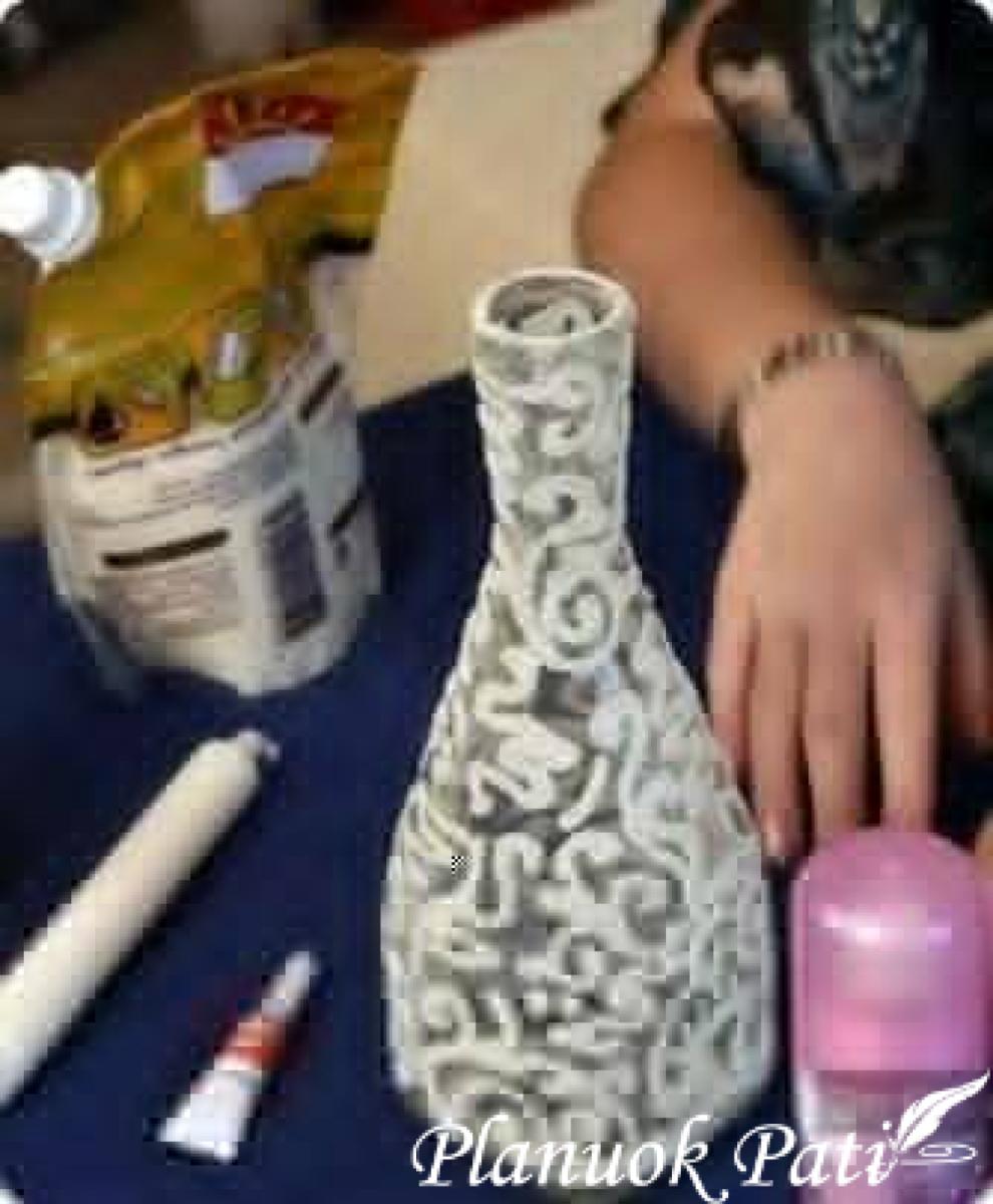 Buteliai, dekoruoti manų kruopomis