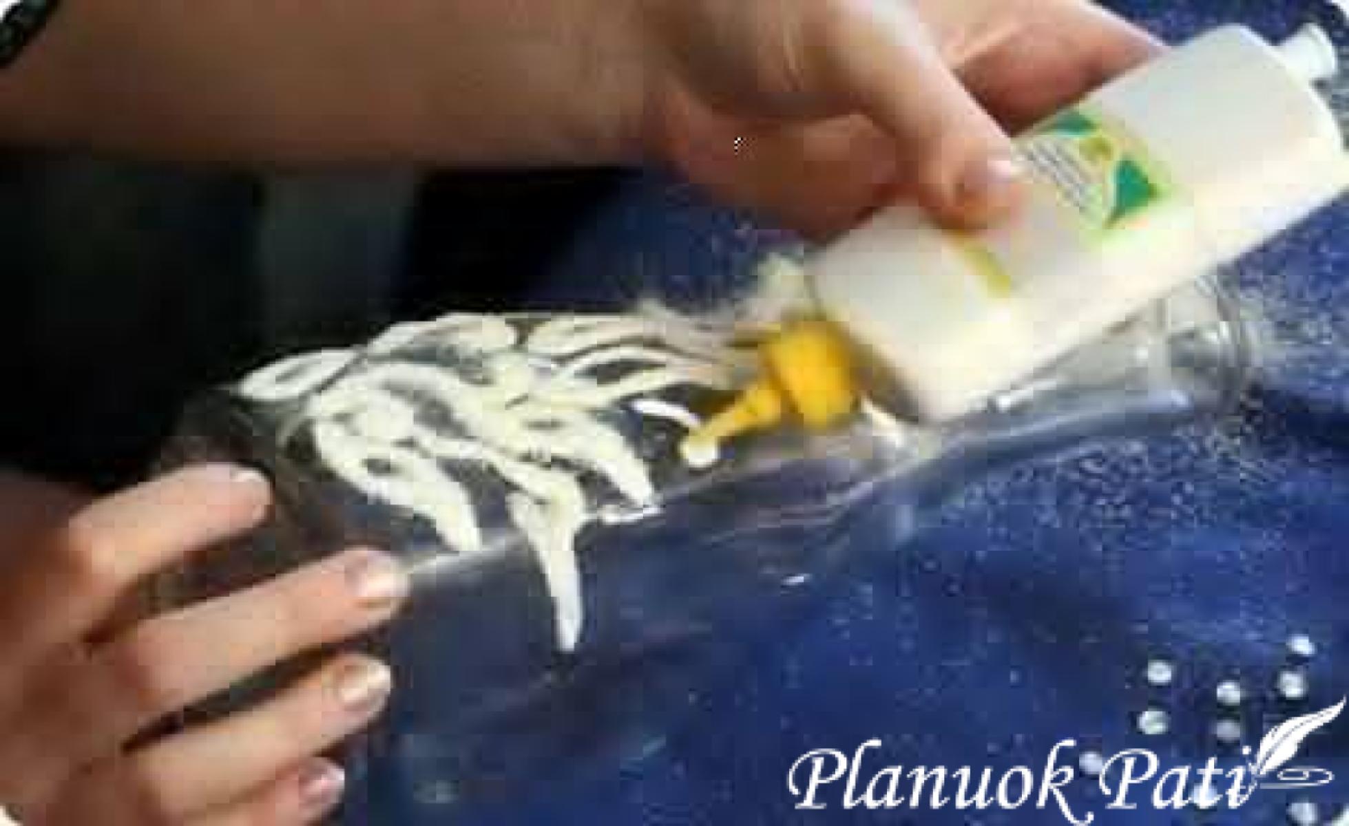 Buteliai, dekoruoti manų kruopomis