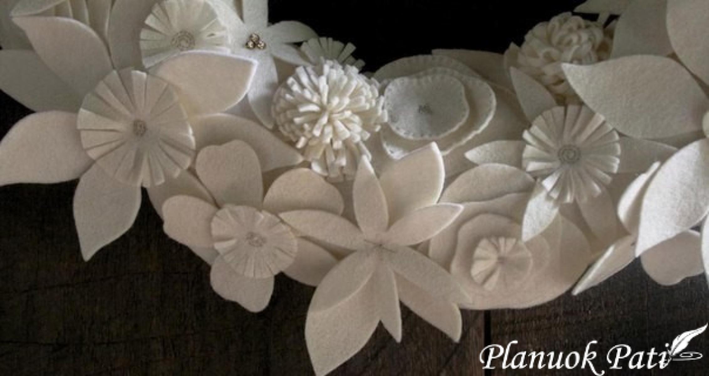 Kalėdinis vainikas iš veltinio