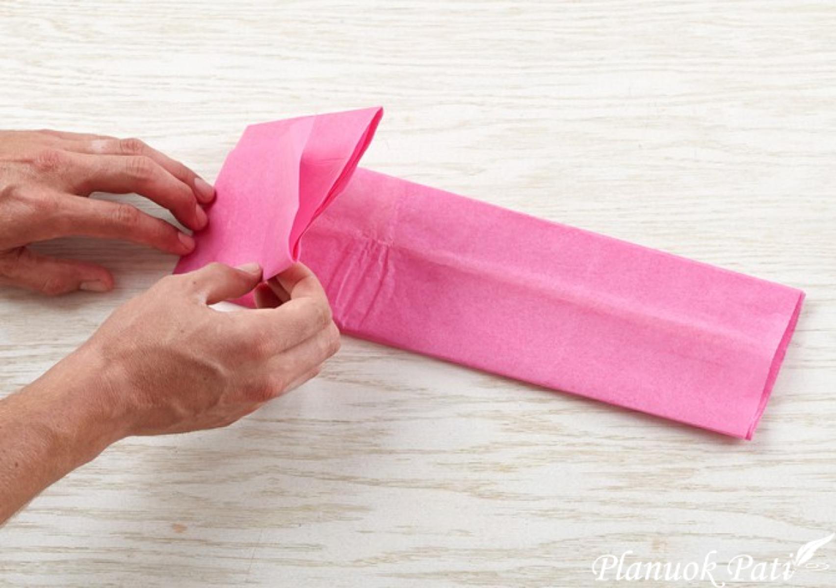 Dekoracija iš popierinių servetėlių - žiedlapiai